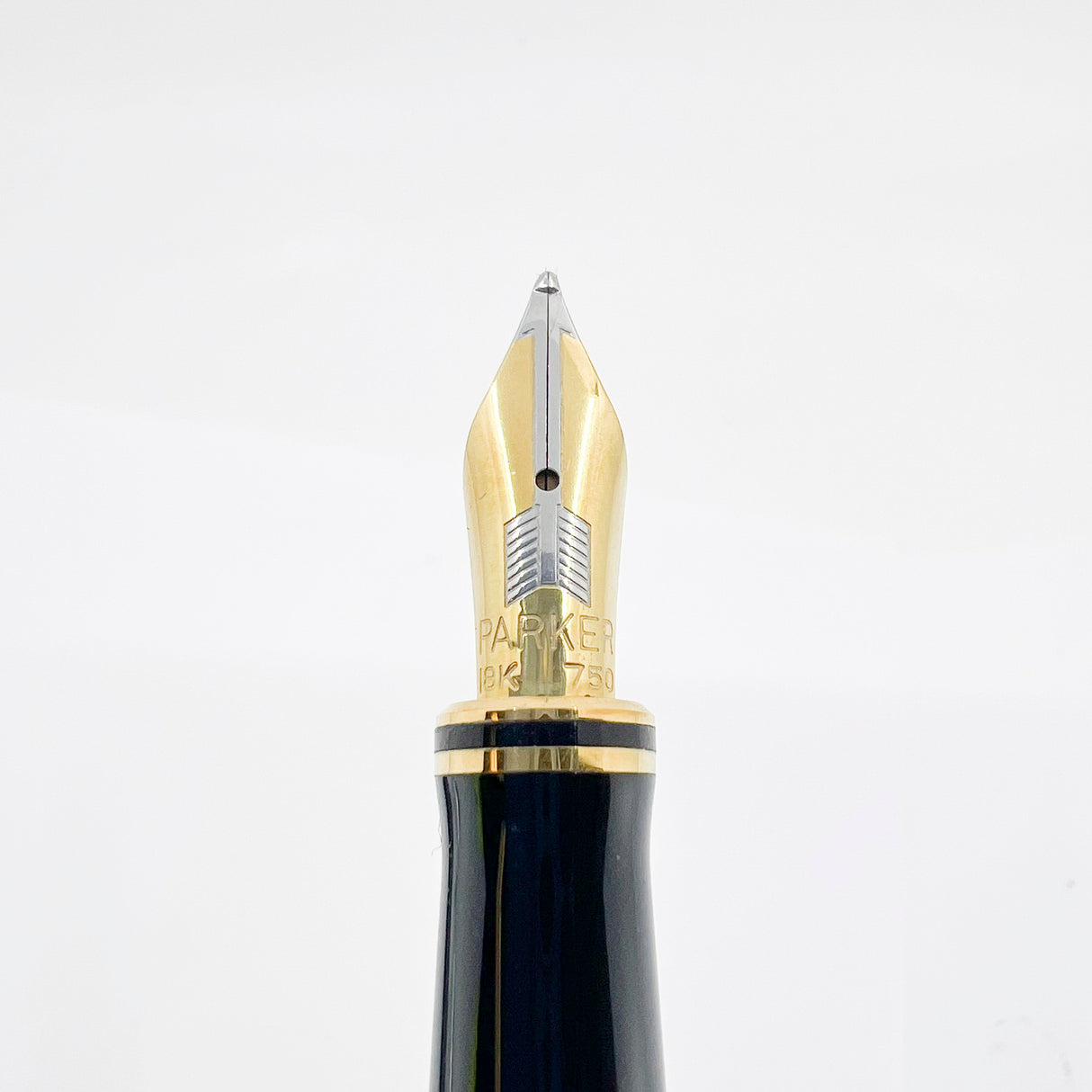 Parker Duofold International Lustrous Pearl & Black Fountain Pen - Medium 18kt Gold Nib