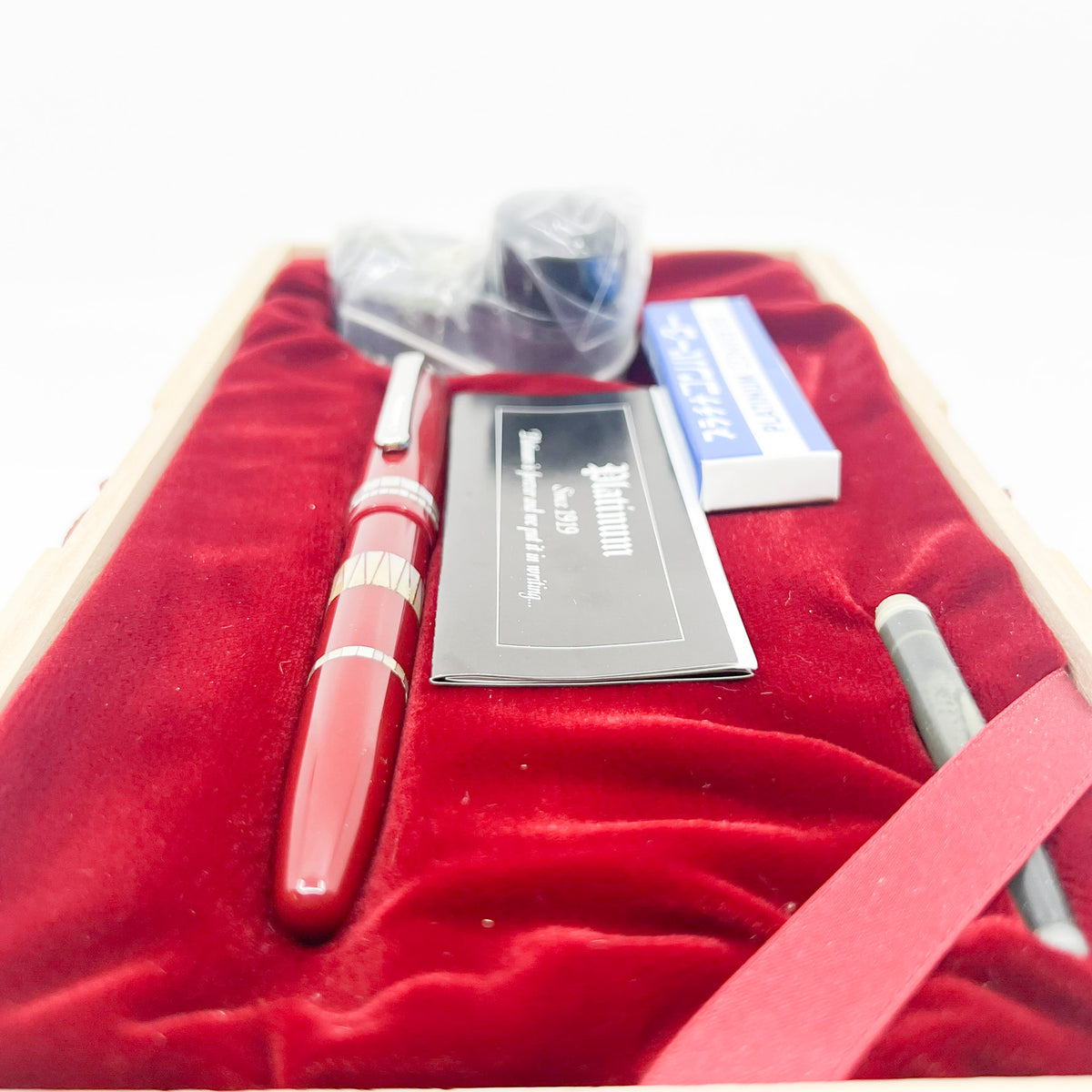 PLATINUM Mother of Pearl 80th Anniversary Fountain Pen Special Anniversary 1999 - Extra Fine 18kt Gold Nib