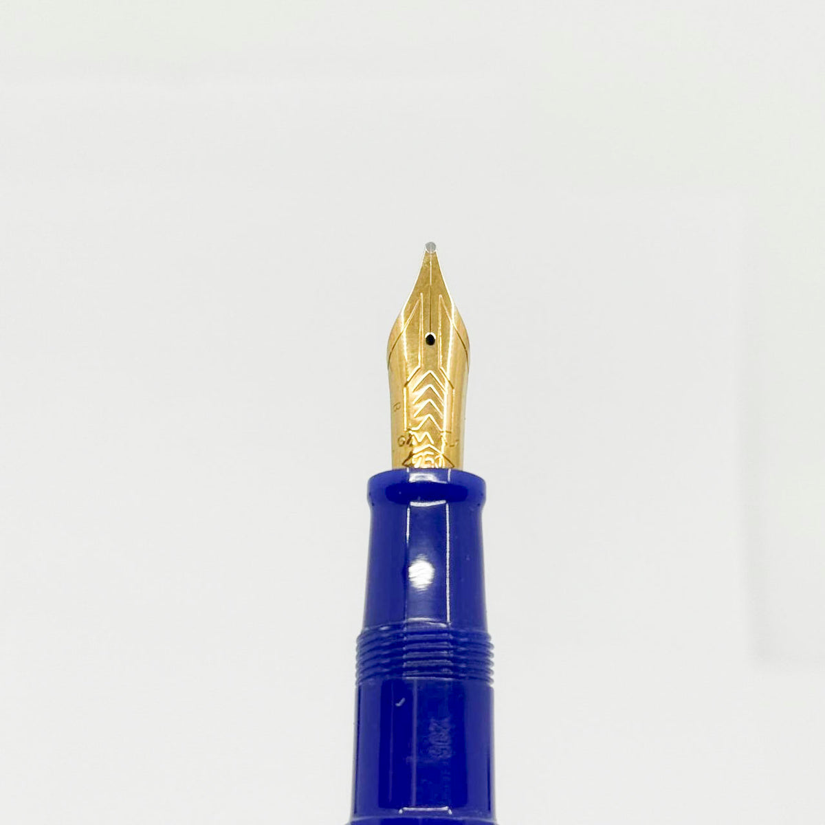 OMAS Milord Paragon Royal Blue Fountain Pen - Broad 18kt Gold Nib