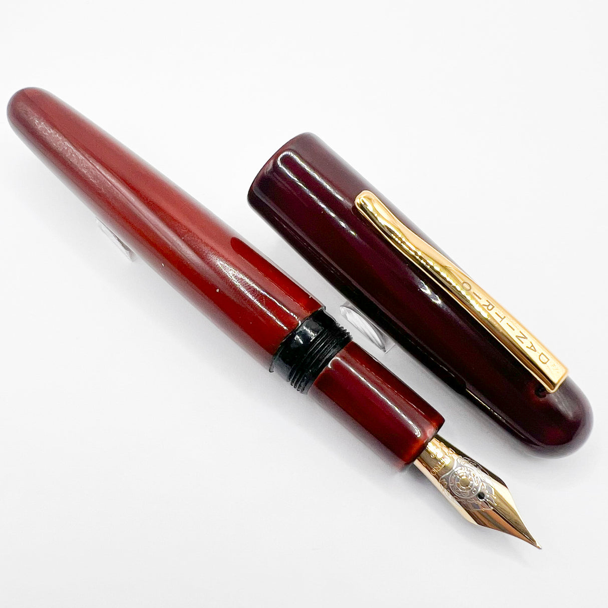Danitrio Tami-Nuri Red Urushi Hand Painted Lacqueron Mikado Over-Sized Fountain Pen - Fine 18kt Gold Nib