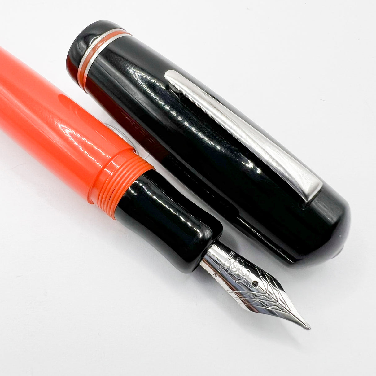 Delta #366 Fountain Pen - Black Cap/Orange Barrel - Medium 18kt Gold Nib