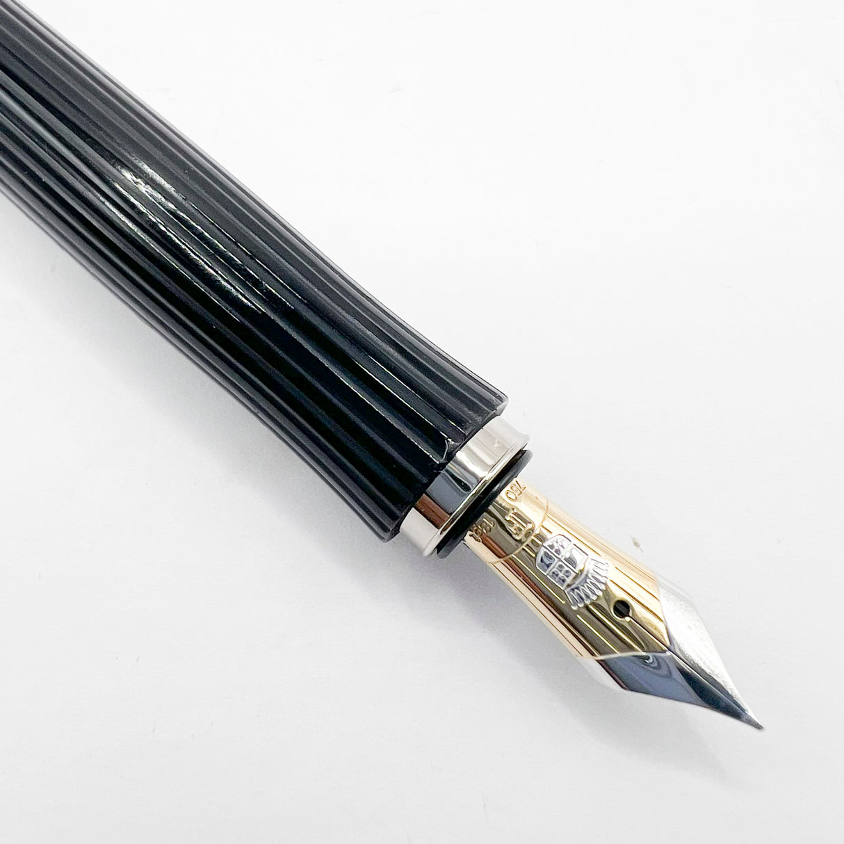 Graf von Faber Castell Intuition Fountain Pen - Black Smooth Resin Cap/Black Fluted Resin Barrel - Fine 18kt Gold Nib