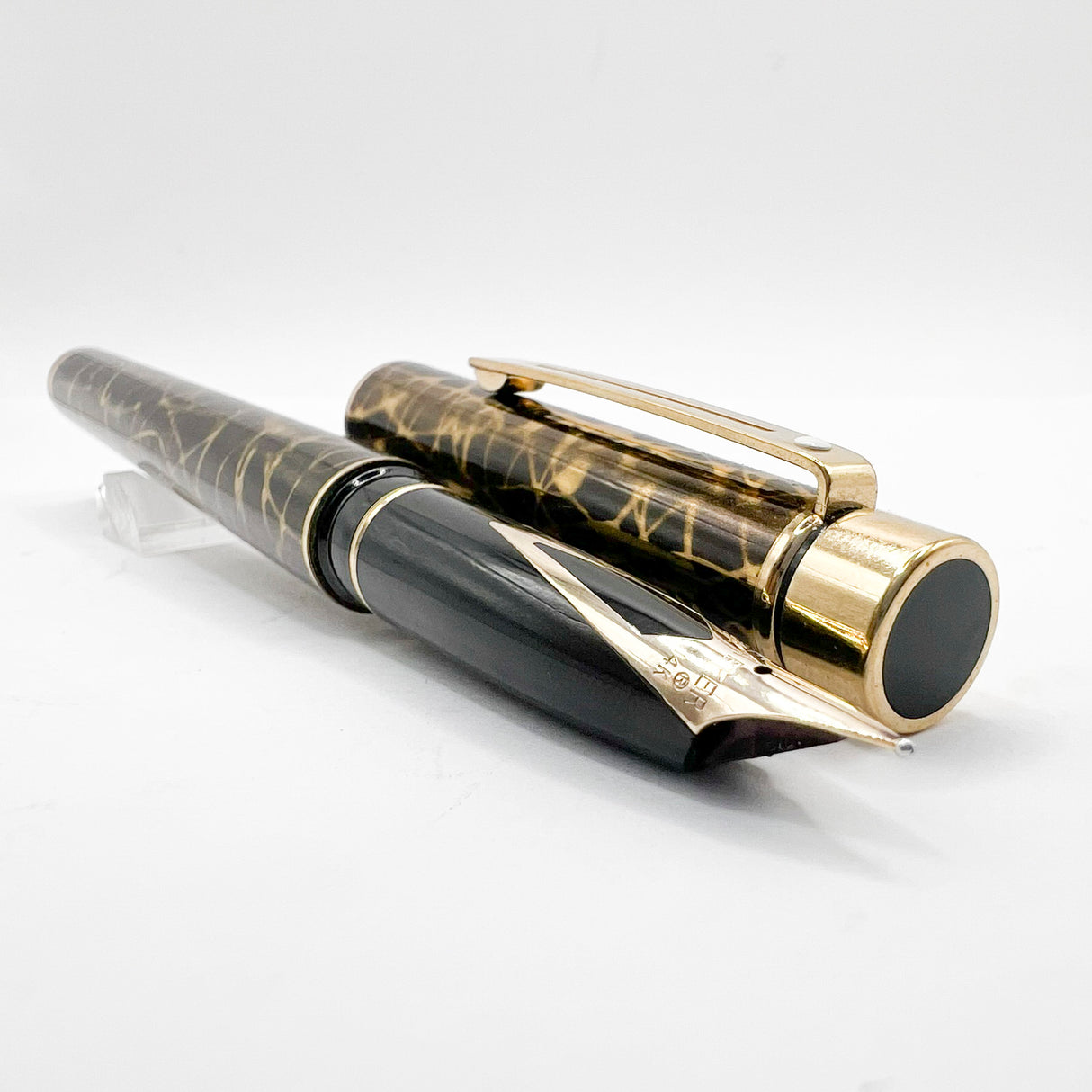 Sheaffer Full Size Targa Lacque Filigree Pattern Fountain Pen - Medium 14kt Gold Nib