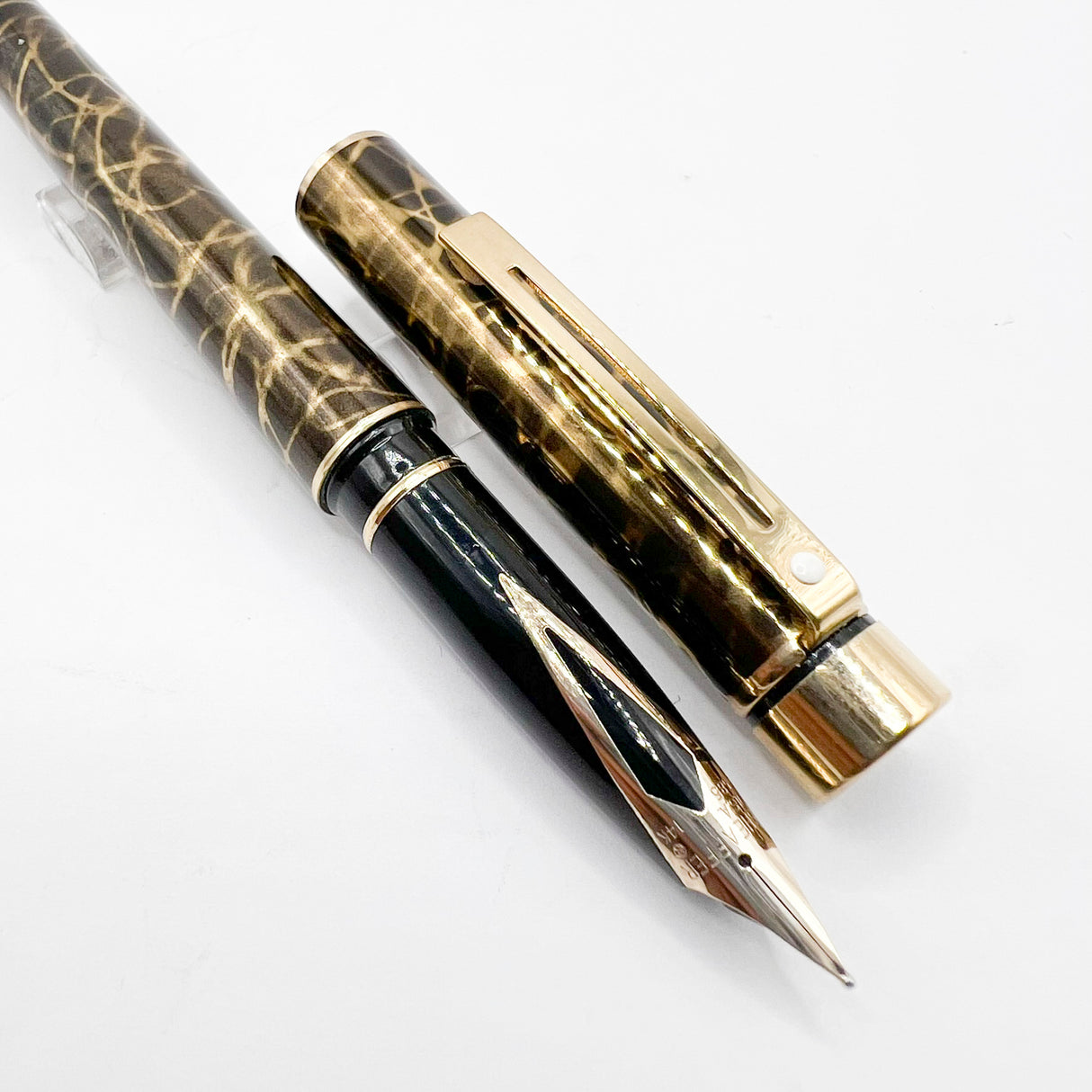 Sheaffer Full Size Targa Lacque Filigree Pattern Fountain Pen - Medium 14kt Gold Nib