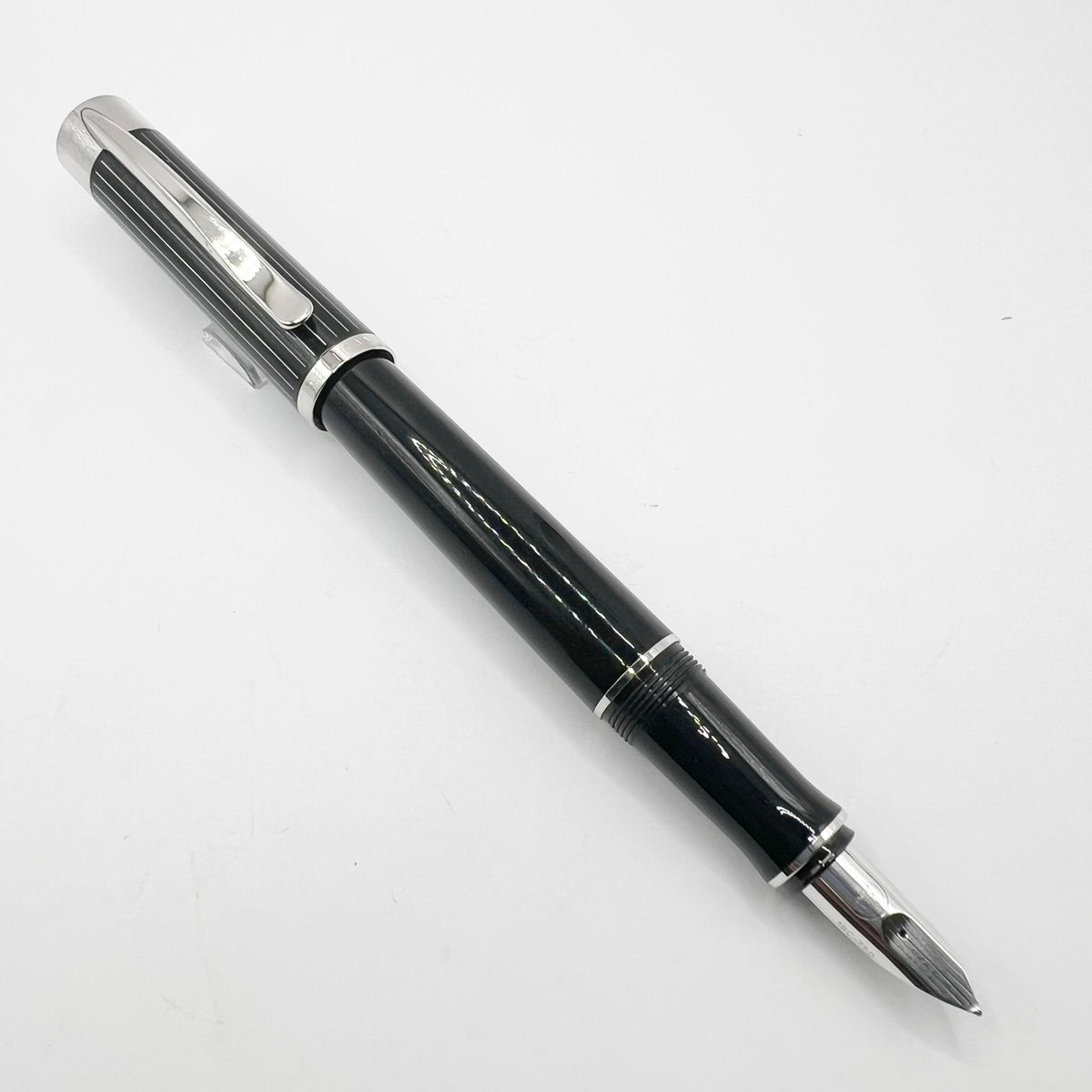 Pelikan P3100 Ductus Fountain Pen - Medium 18kt Gold Nib