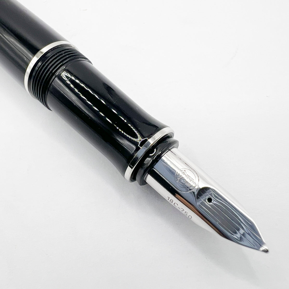Pelikan P3100 Ductus Fountain Pen - Medium 18kt Gold Nib