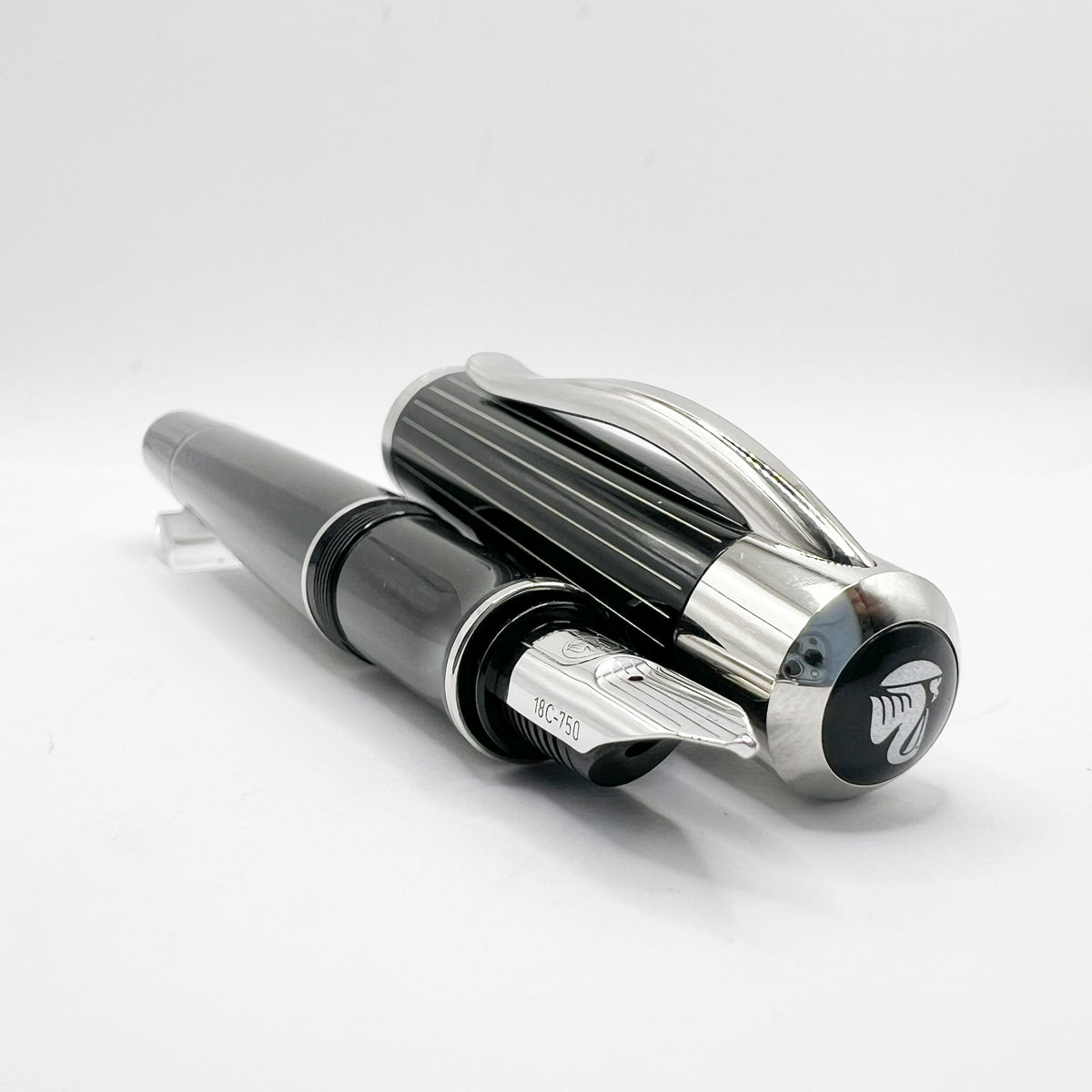 Pelikan P3100 Ductus Fountain Pen - Medium 18kt Gold Nib