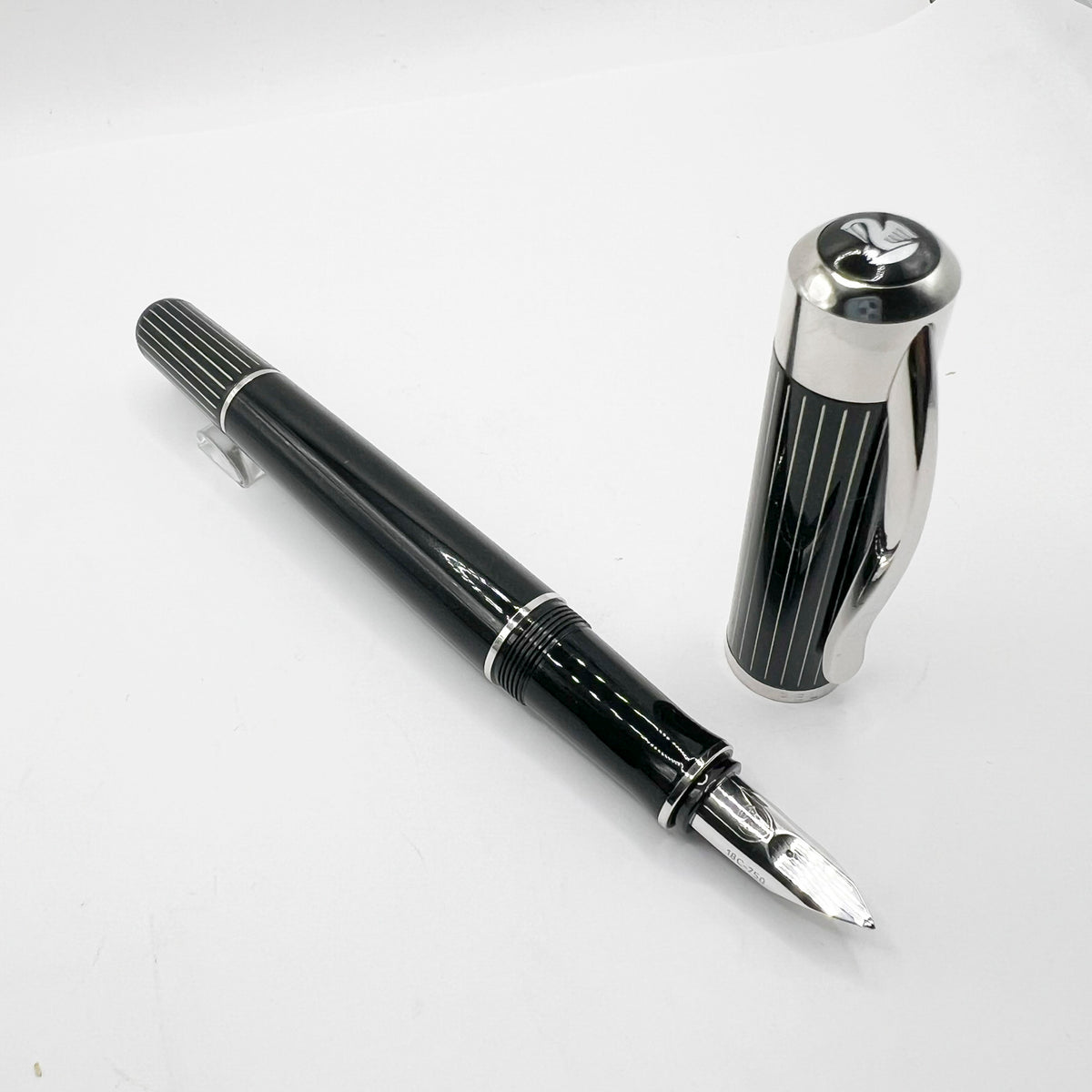 Pelikan P3100 Ductus Fountain Pen - Medium 18kt Gold Nib
