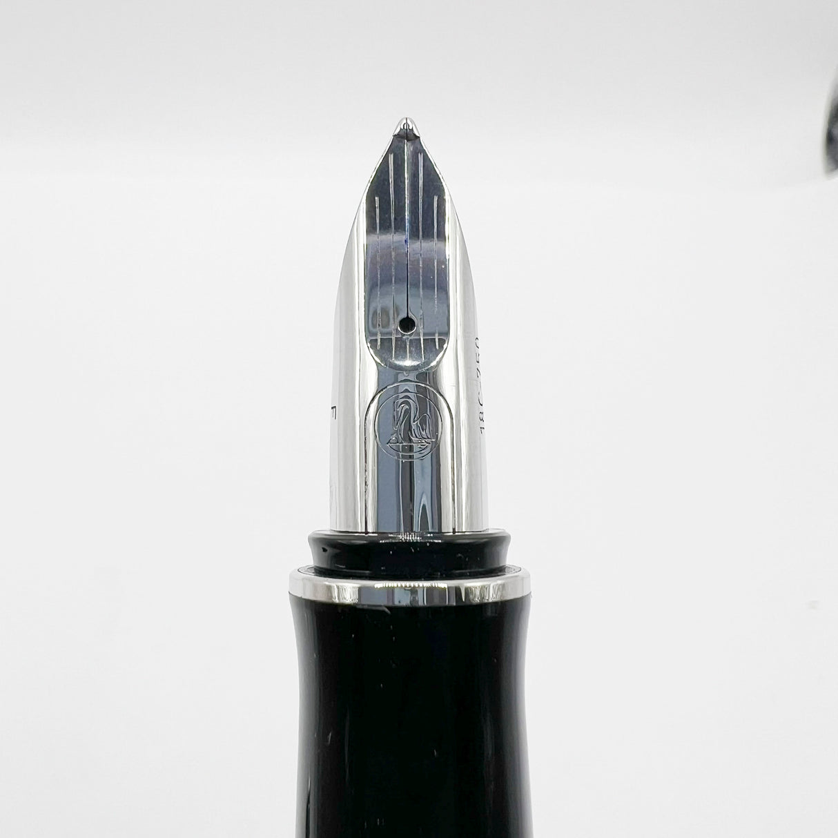 Pelikan P3100 Ductus Fountain Pen - Medium 18kt Gold Nib