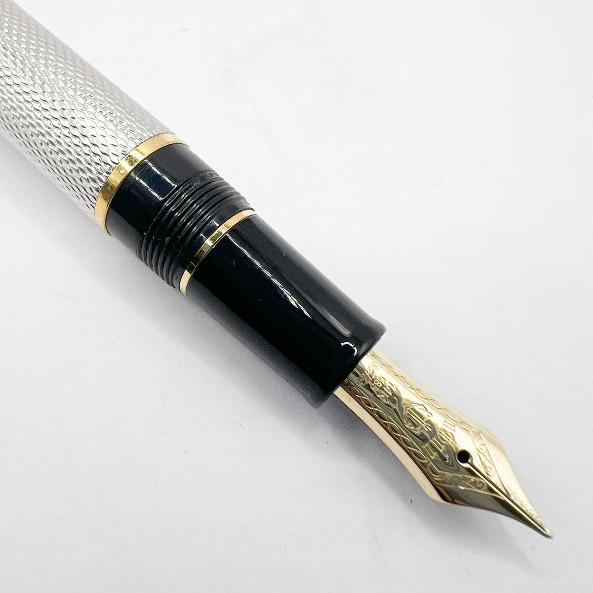 Sailor White Metal Barleycorn Guilloche Fountain Pen - Medium 14kt Gold Nib