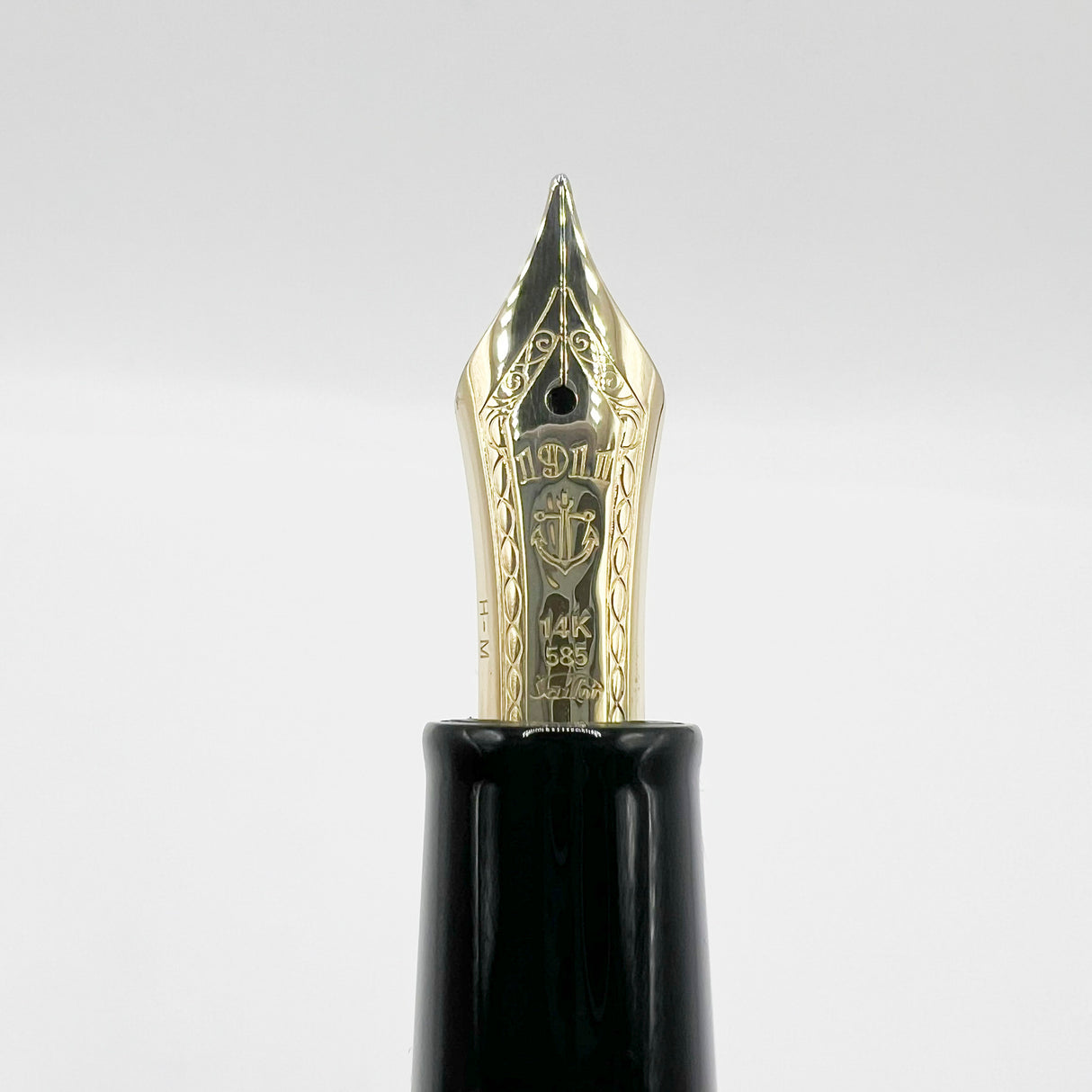Sailor White Metal Barleycorn Guilloche Fountain Pen - Medium 14kt Gold Nib