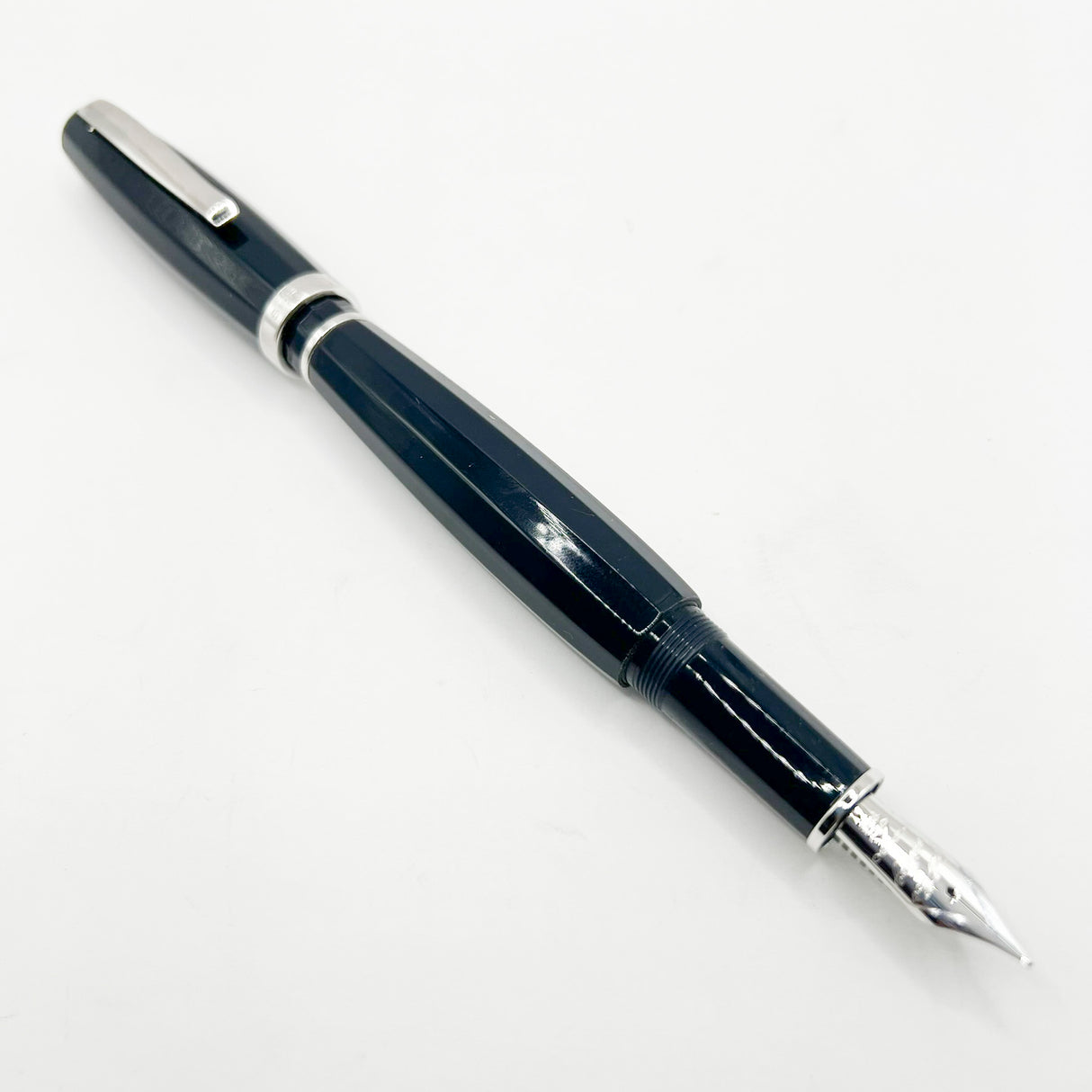 Scribo (Bologna) "Feel" Navy Blue Faceted Fountain Pen - Fine 18Kt Gold Nib