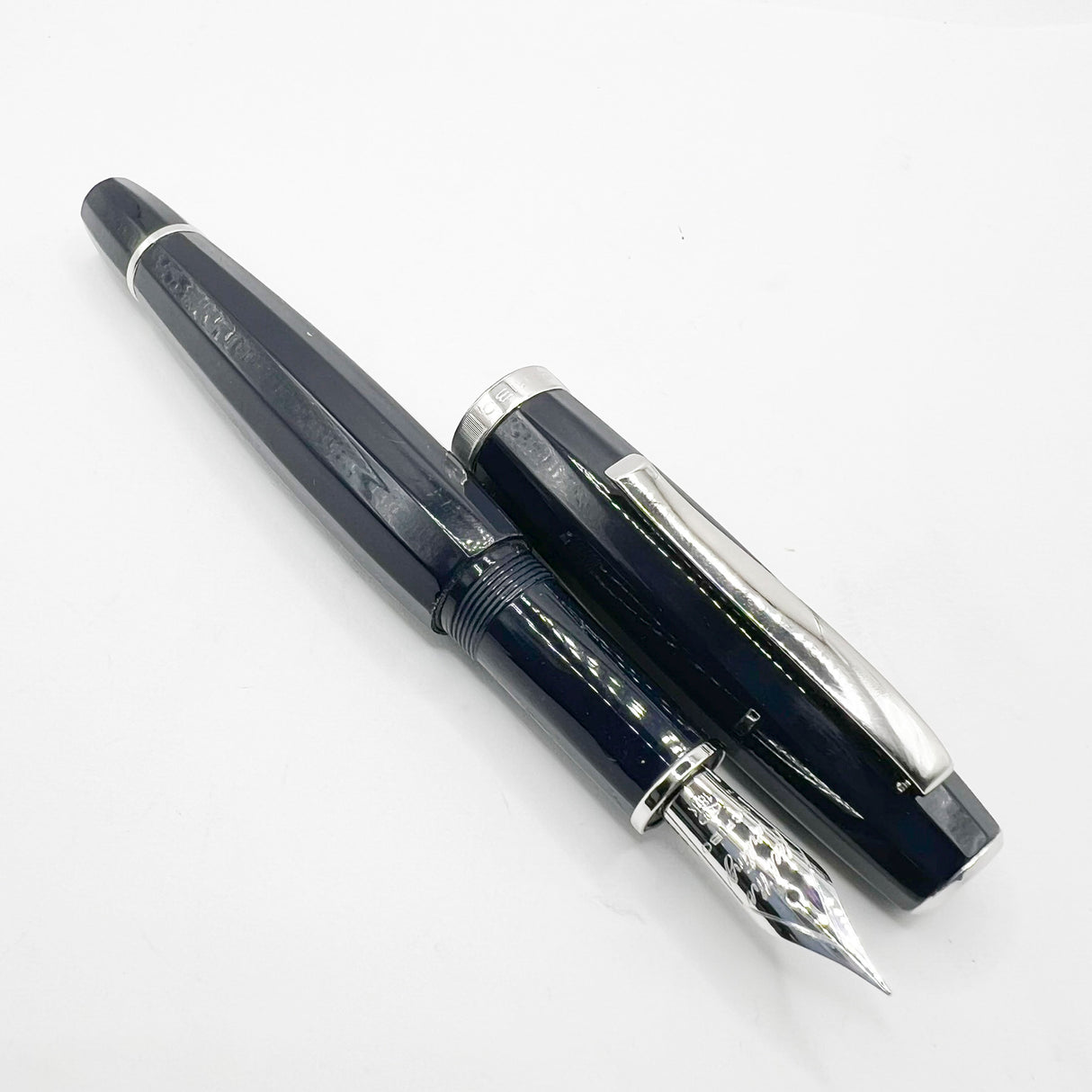 Scribo (Bologna) "Feel" Navy Blue Faceted Fountain Pen - Fine 18Kt Gold Nib