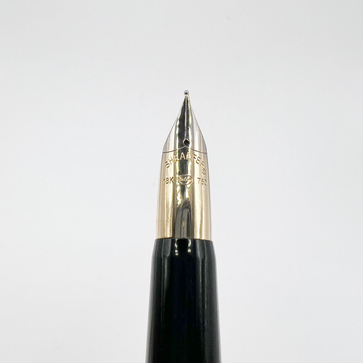 Sheaffer Crest Fountain Pen - Gold-Plated Cap - Burgundy Barrel - Fine 18kt Gold Nib (Circa 1990s)