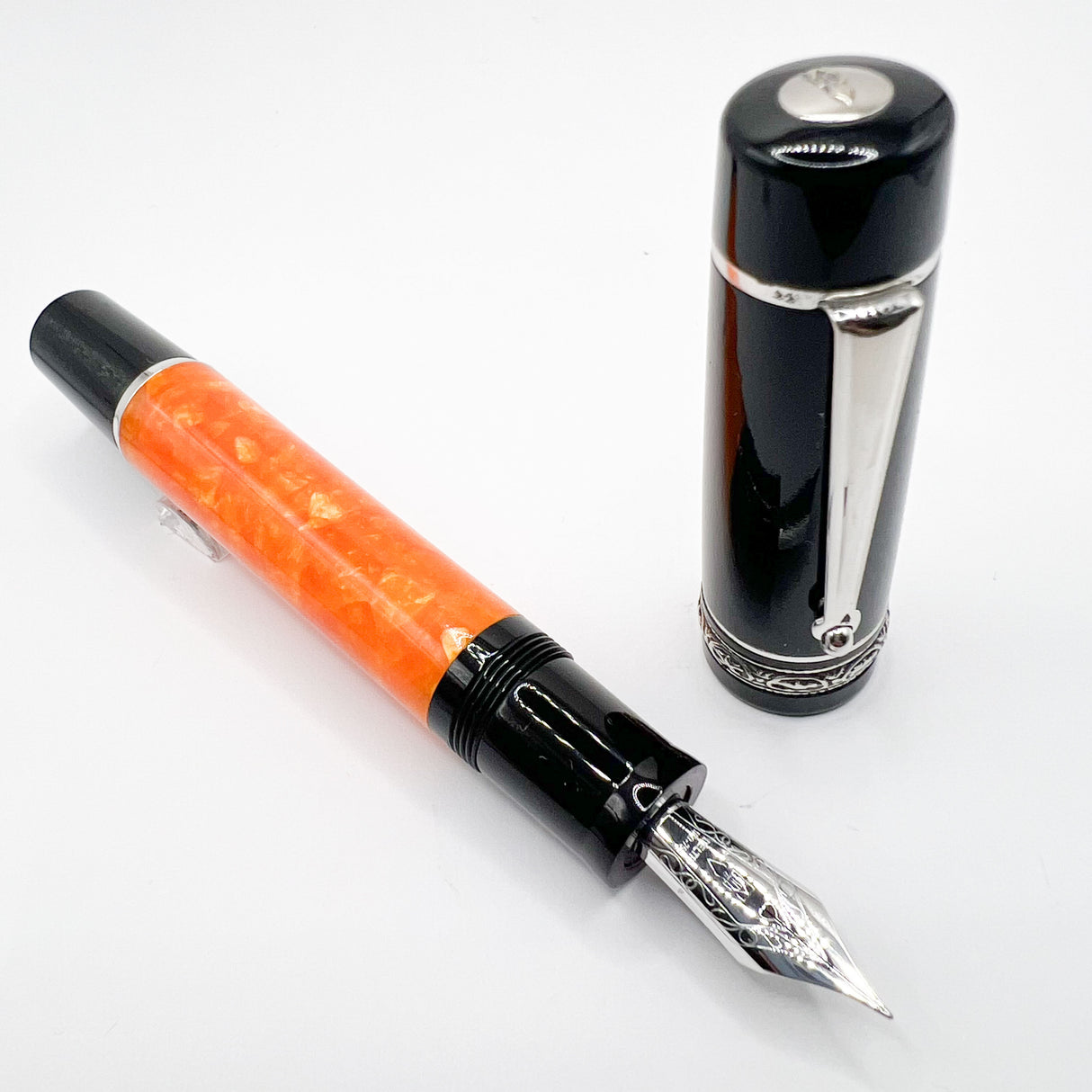 Delta - The Medium Original DolceVita Sterling Silver Trim Fountain Pen - Medium 18kt Gold Nib