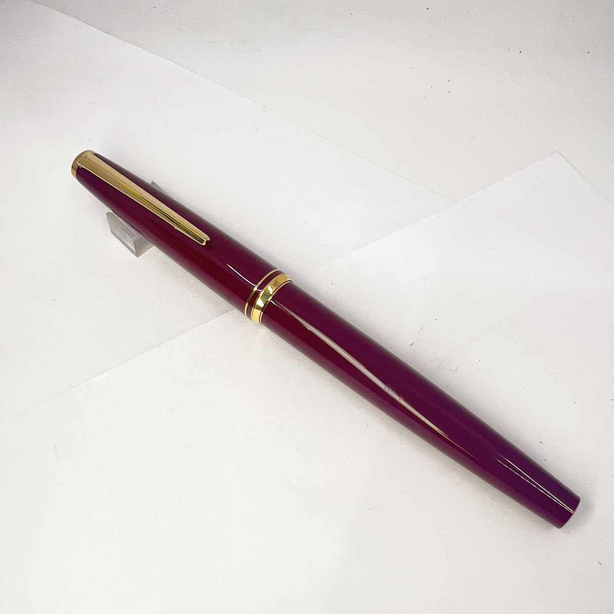 Montblanc Classic Style Bordeaux Resin Fountain Pen - Medium 14kt Gold Nib