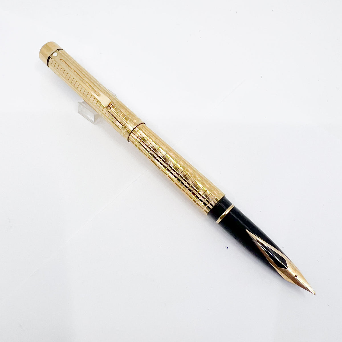 Sheaffer Full-Size Targa Elegant Gold-Plated Cross Hatch Fountain Pen - Medium 14kt Gold Nib