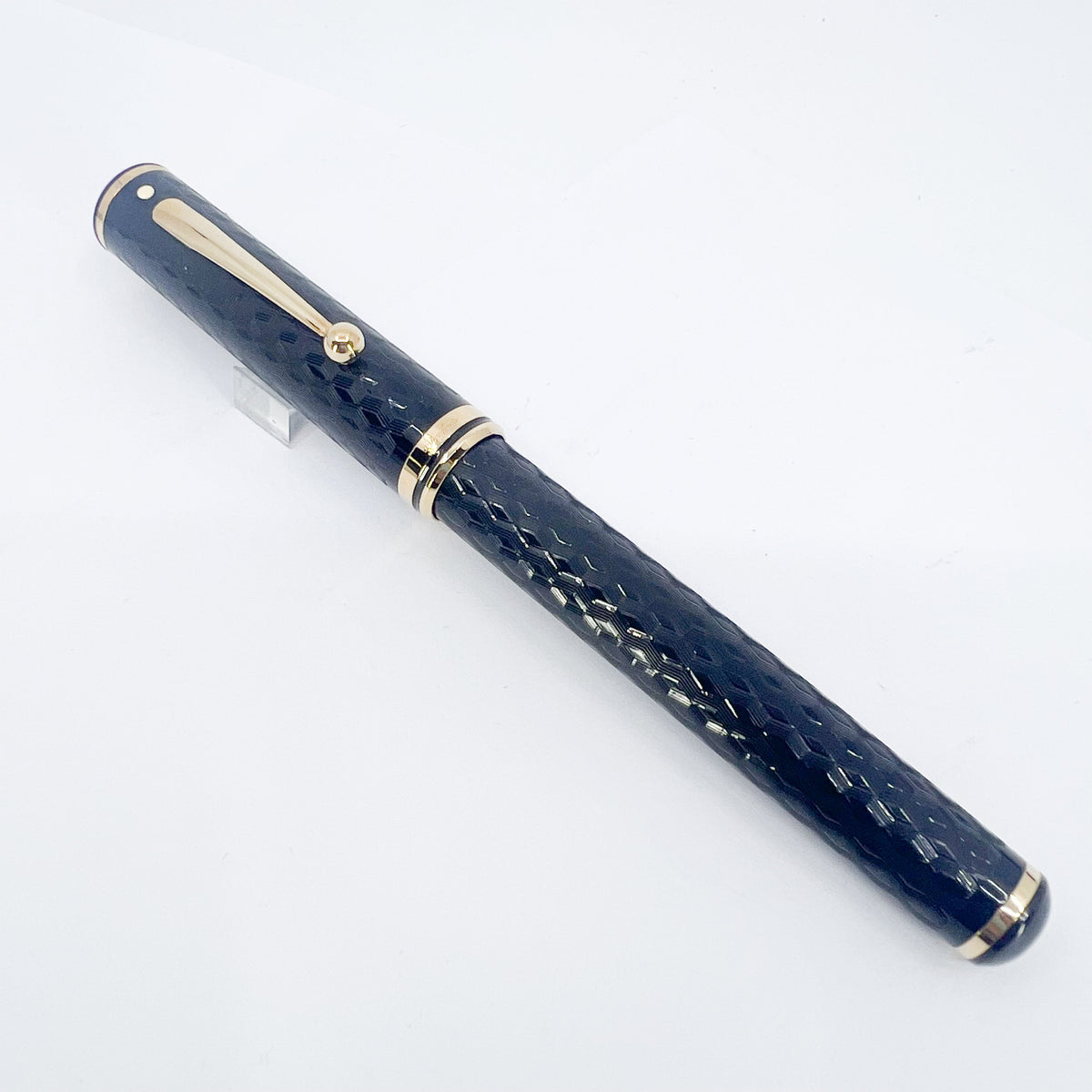 Sheaffer Connaisseur Black Chased Etched Design Fountain Pen - Medium 18kt Gold Nib - Scarce!