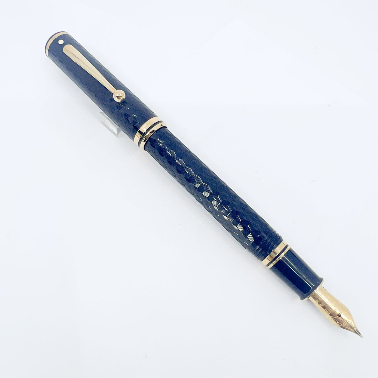 Sheaffer Connaisseur Black Chased Etched Design Fountain Pen - Medium 18kt Gold Nib - Scarce!