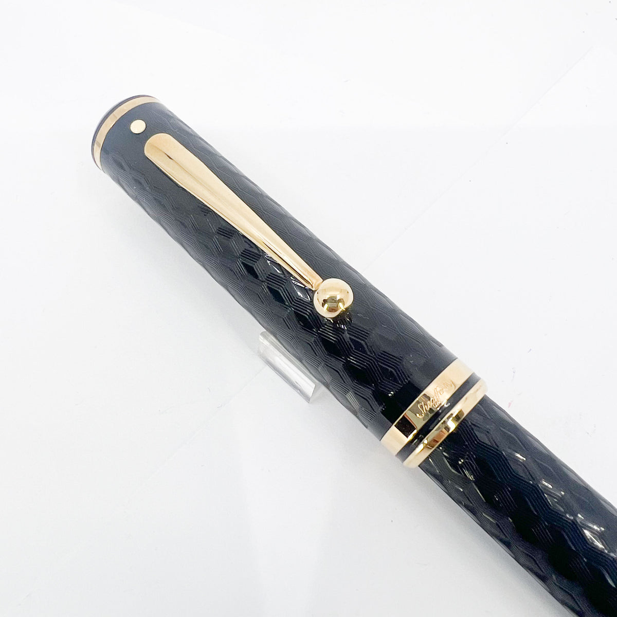 Sheaffer Connaisseur Black Chased Etched Design Fountain Pen - Medium 18kt Gold Nib - Scarce!