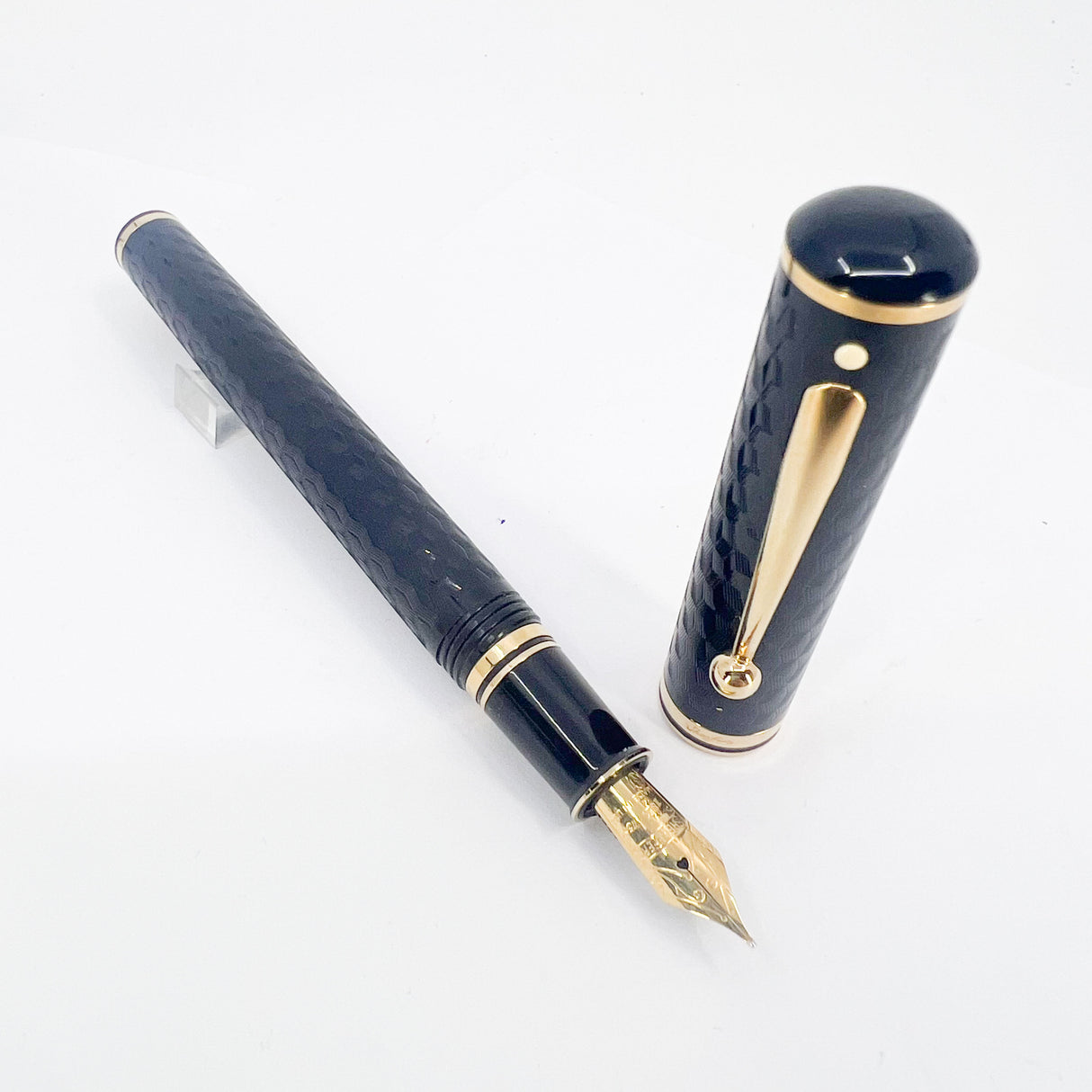 Sheaffer Connaisseur Black Chased Etched Design Fountain Pen - Medium 18kt Gold Nib - Scarce!