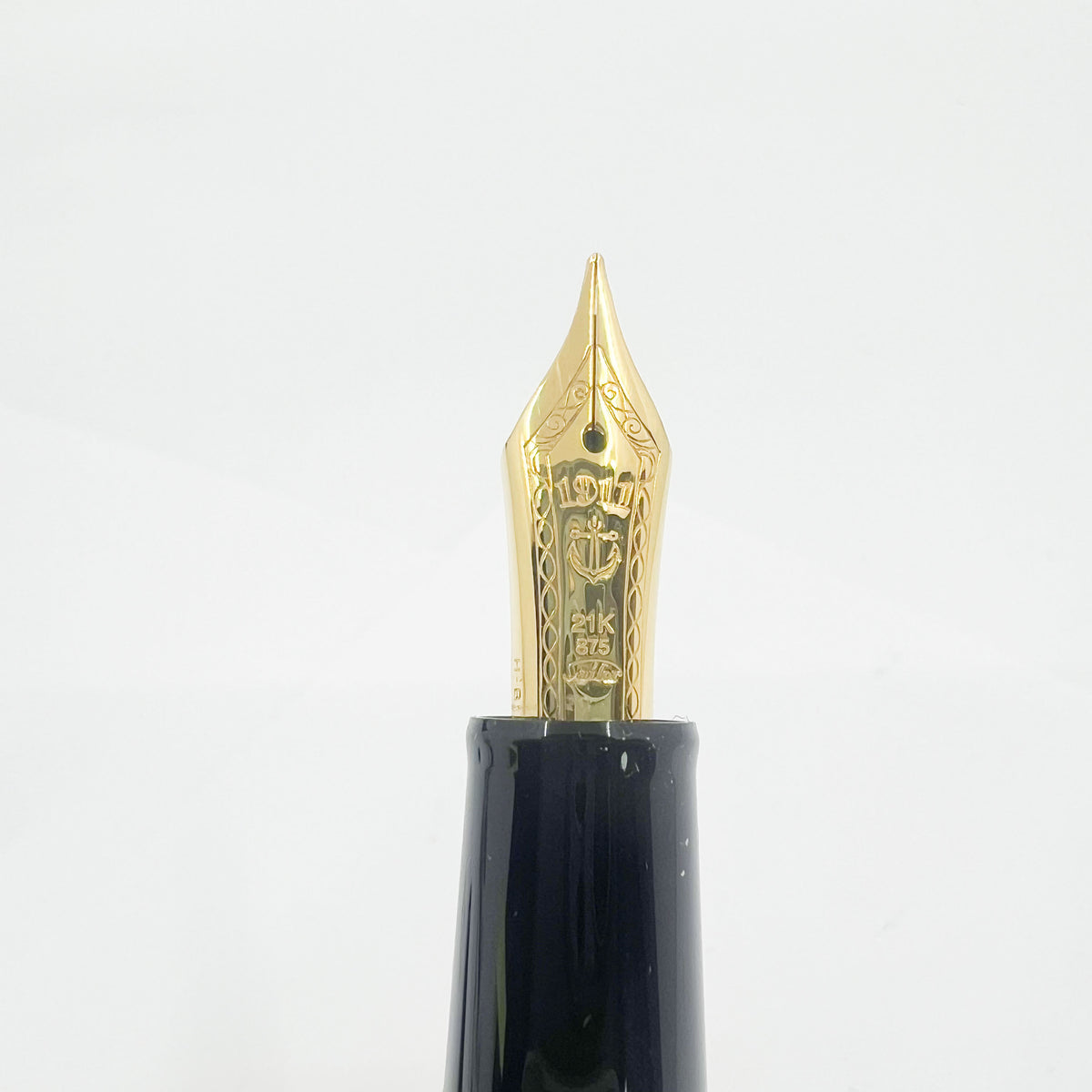 Sailor Black 1911L Large Fountain Pen - Broad 21kt Gold Nib