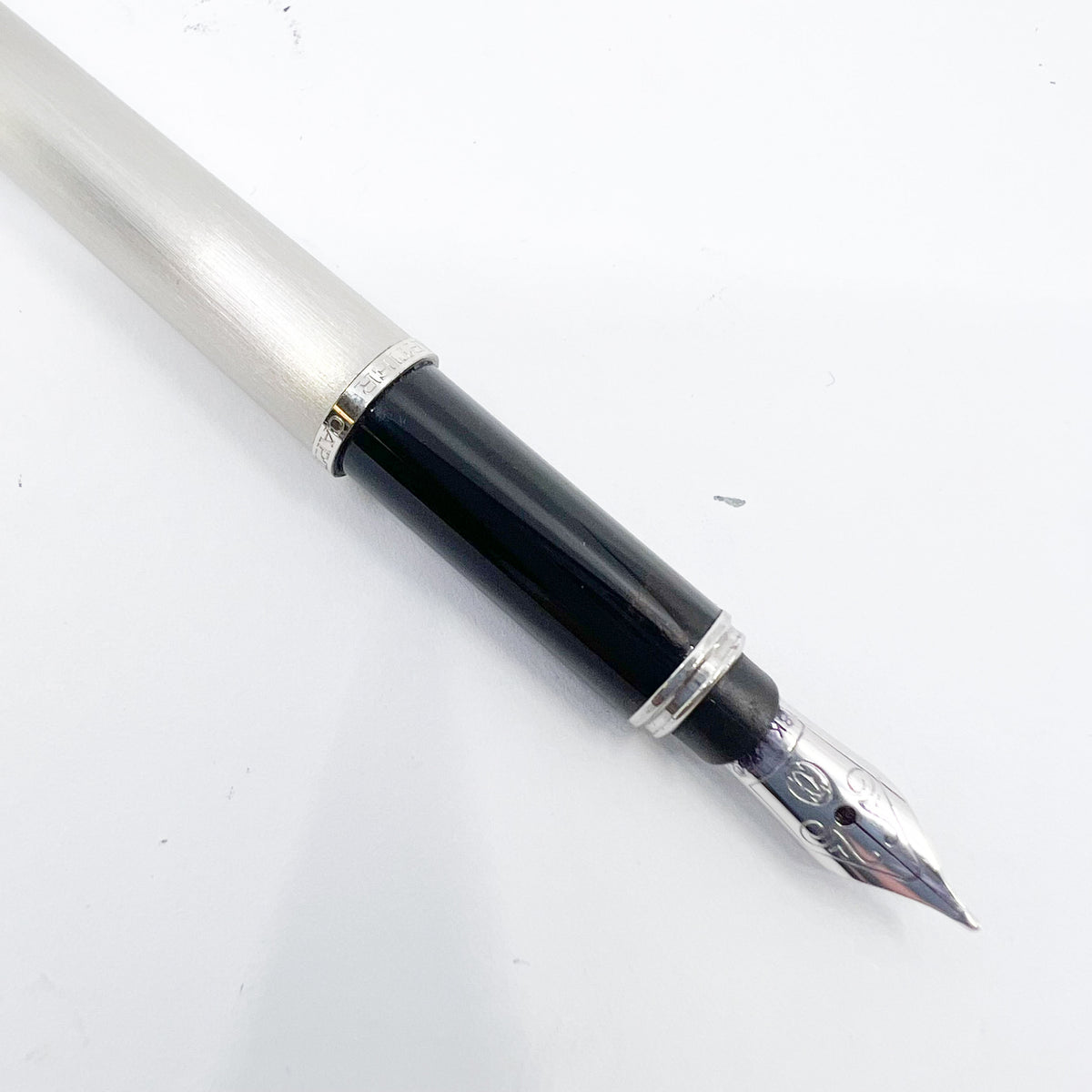 Cartier Brushed Steel Must de Cartier Fountain Pen/Trinity Bands - Medium 18kt Gold Nib
