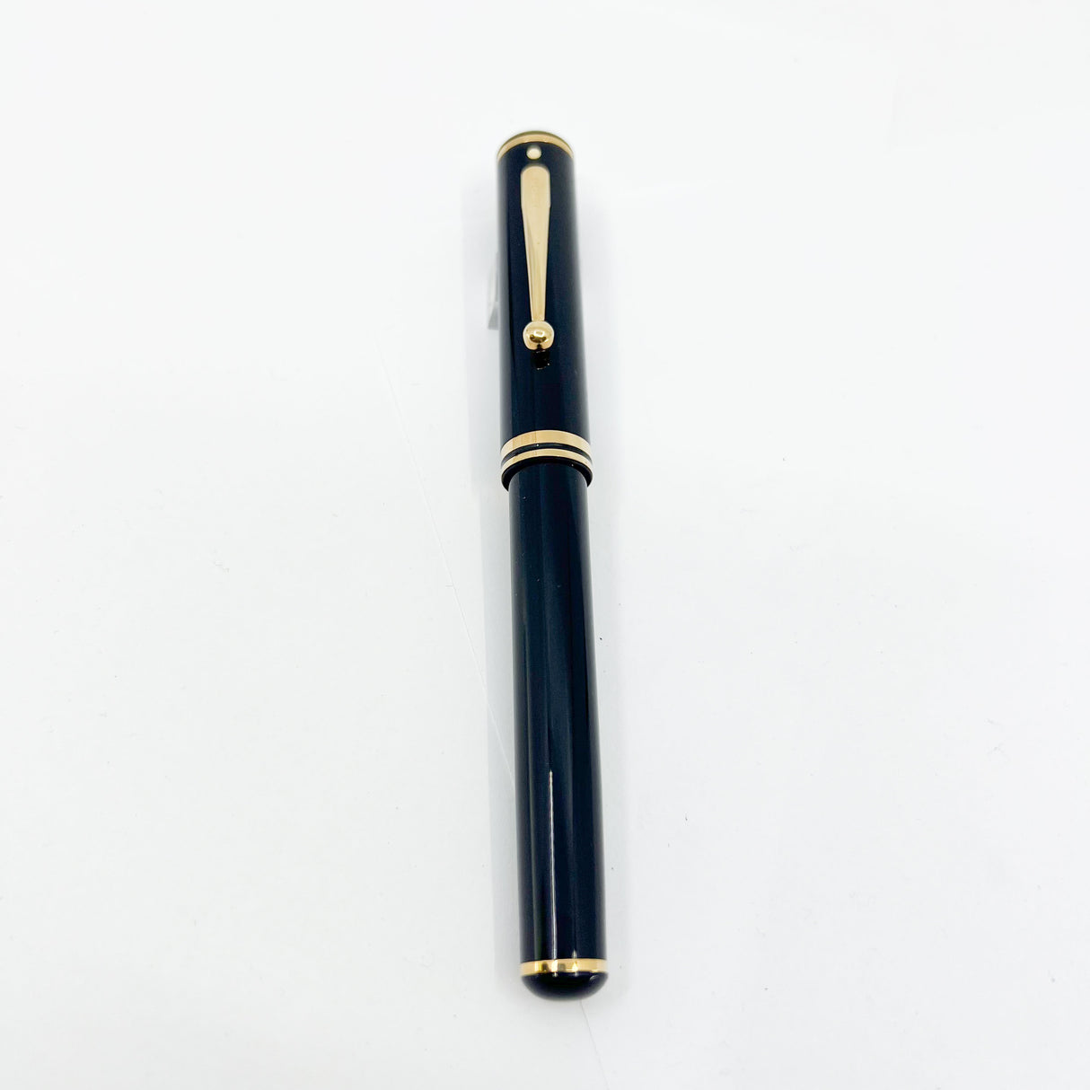 Sheaffer Connaisseur Black Fountain Pen - Fine 18kt Gold Nib