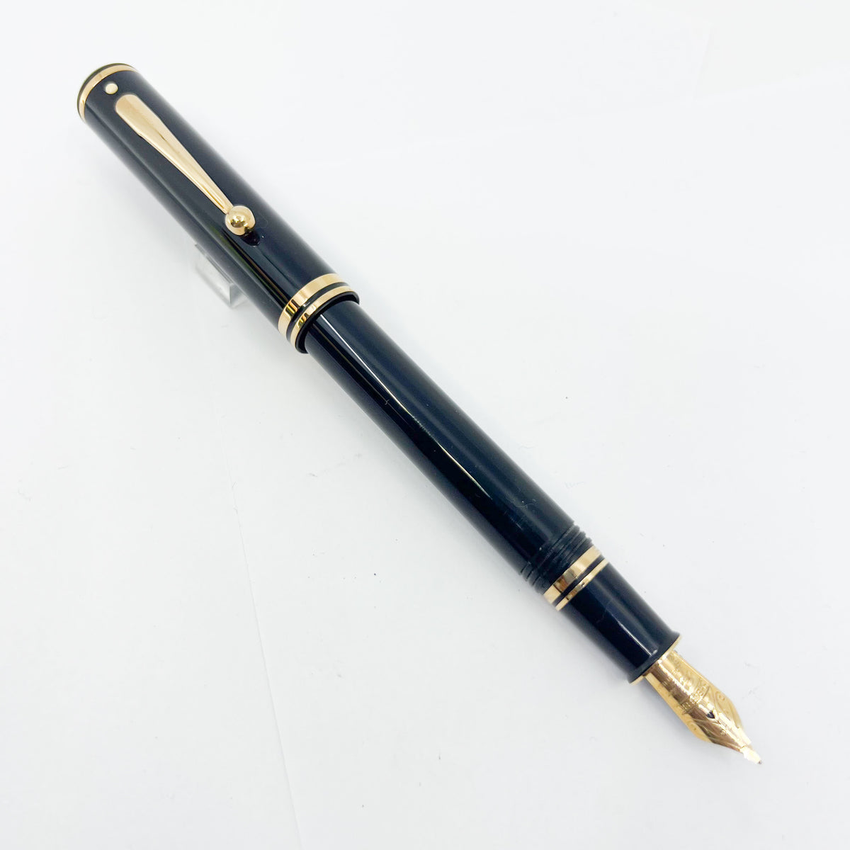 Sheaffer Connaisseur Black Fountain Pen - Fine 18kt Gold Nib