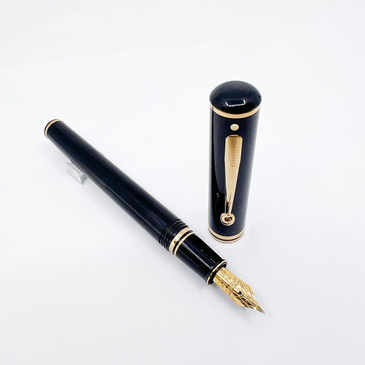 Sheaffer Connaisseur Black Fountain Pen - Fine 18kt Gold Nib