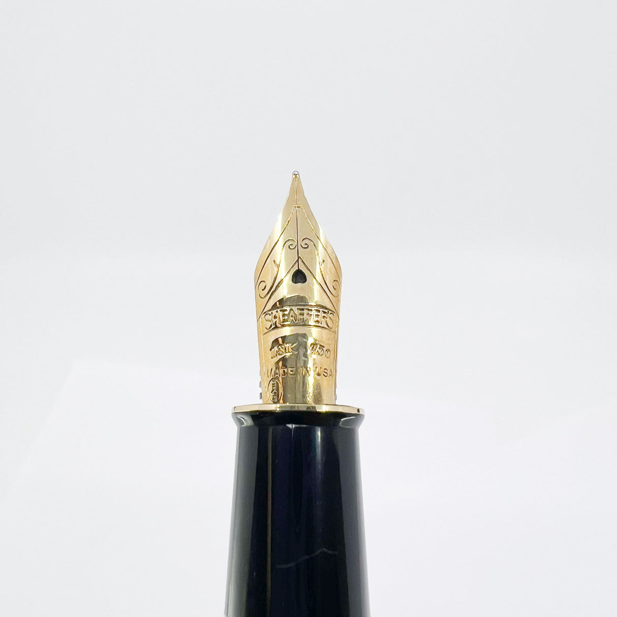Sheaffer Connaisseur Black Fountain Pen - Fine 18kt Gold Nib