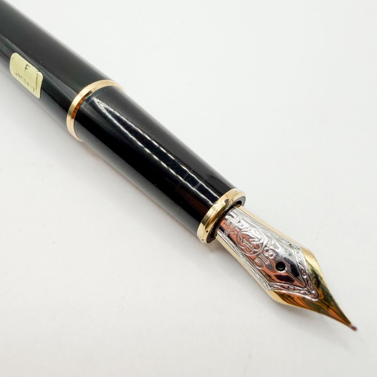 Montblanc Classique #144 Black Resin Fountain Pen - Fine 14kt Gold Nib
