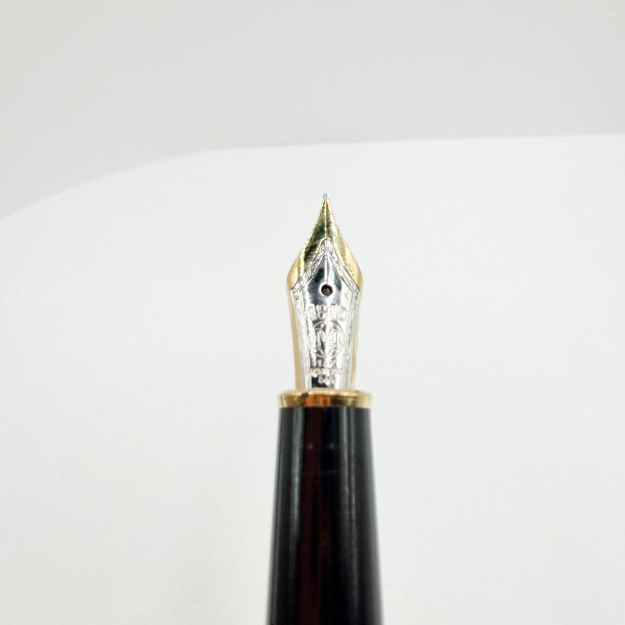 Montblanc Classique #144 Black Resin Fountain Pen - Fine 14kt Gold Nib