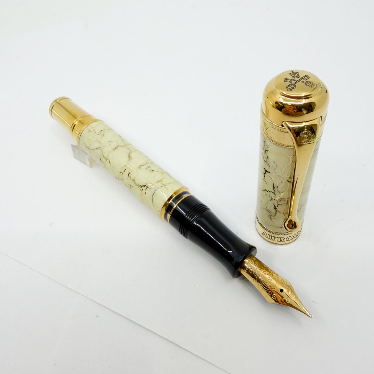 Aurora Jubileum 2000 Lacquered Limited Edition Fountain Pen - Medium 18 Kt Gold Nib