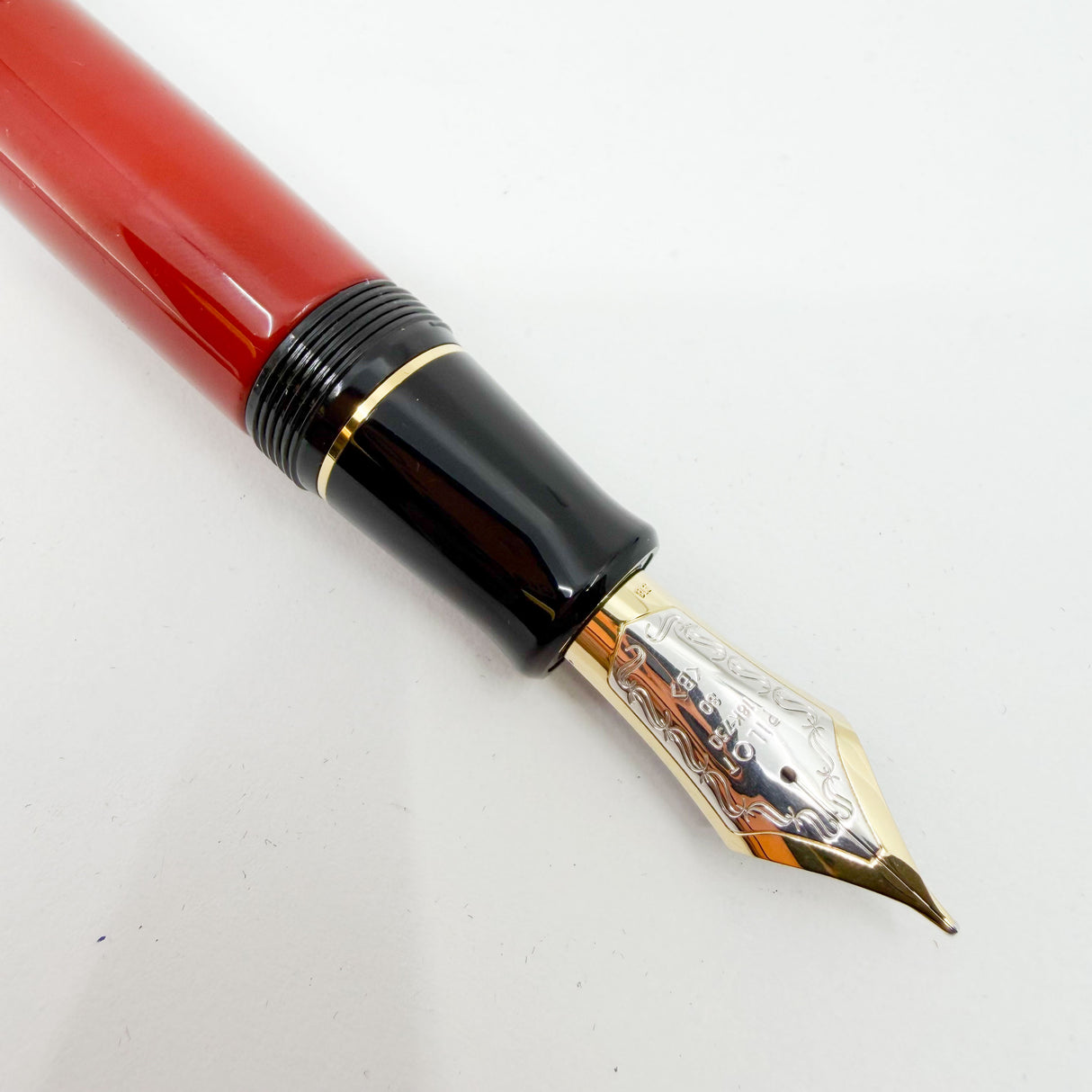 Pilot Namiki Custom 845 Vermillion Urushi Fountain Pen - Broad 18kt Gold Nib