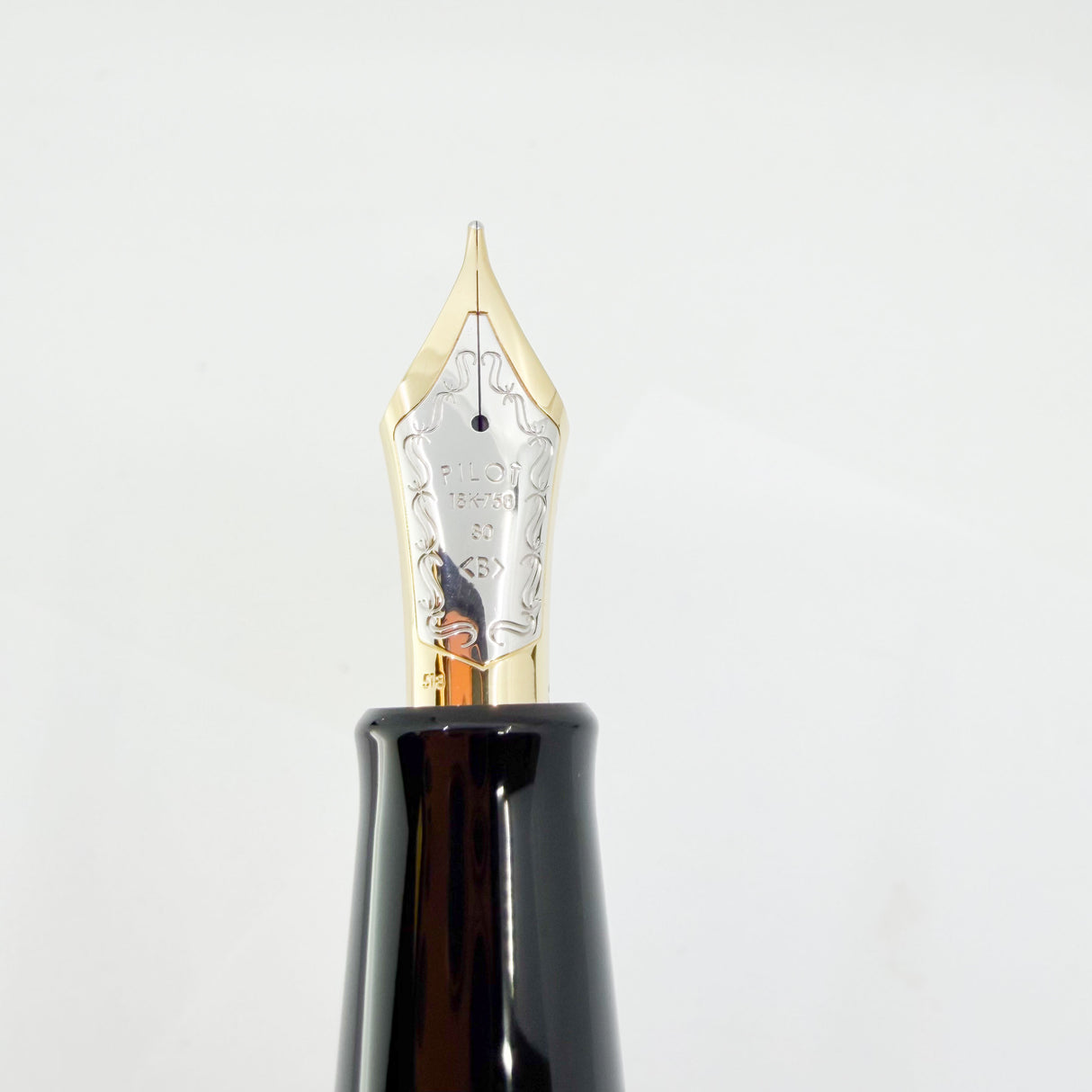 Pilot Namiki Custom 845 Vermillion Urushi Fountain Pen - Broad 18kt Gold Nib