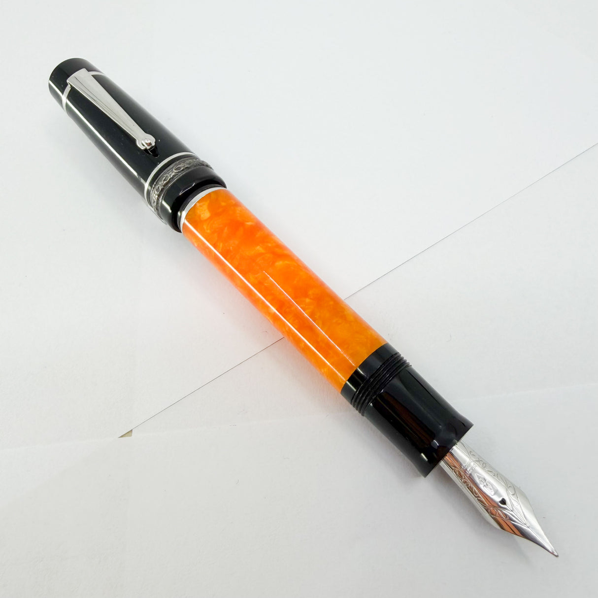 Delta - Original DolceVita Sterling Silver Trim Medium Fountain Pen - Medium 18kt Gold Nib