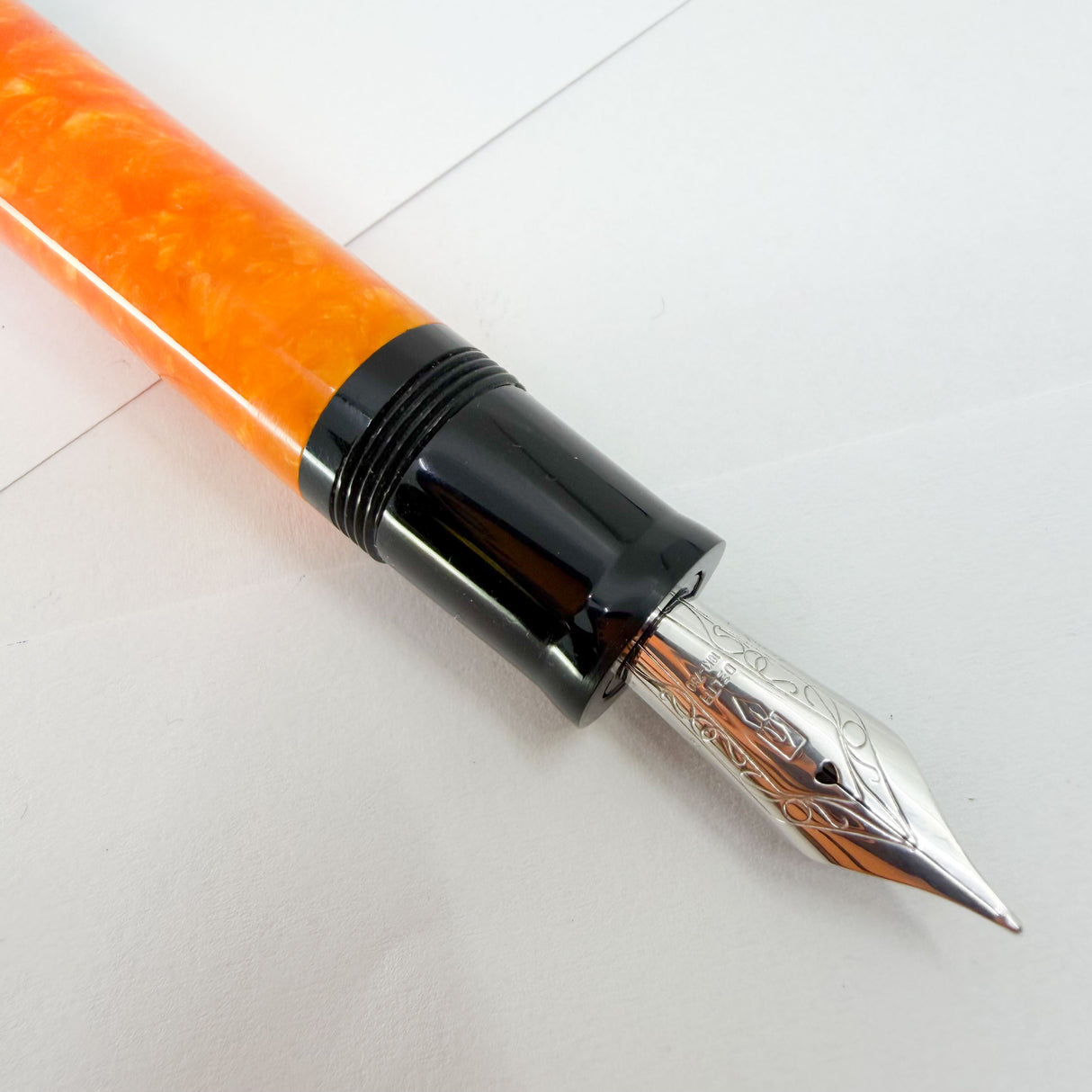 Delta - Original DolceVita Sterling Silver Trim Medium Fountain Pen - Medium 18kt Gold Nib