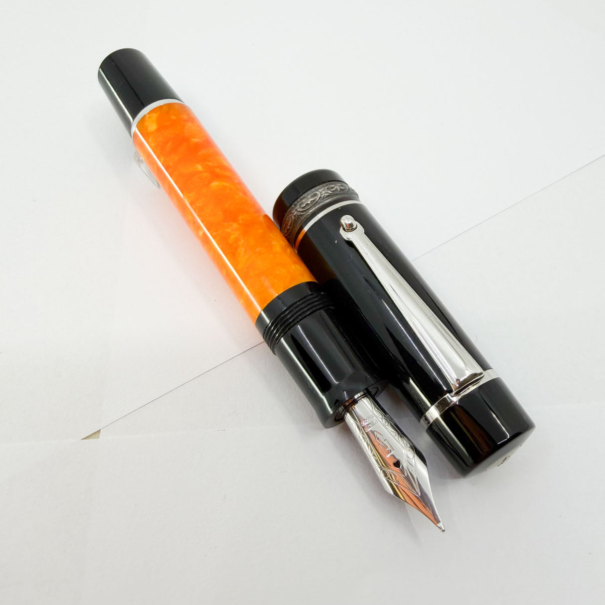 Delta - Original DolceVita Sterling Silver Trim Medium Fountain Pen - Medium 18kt Gold Nib