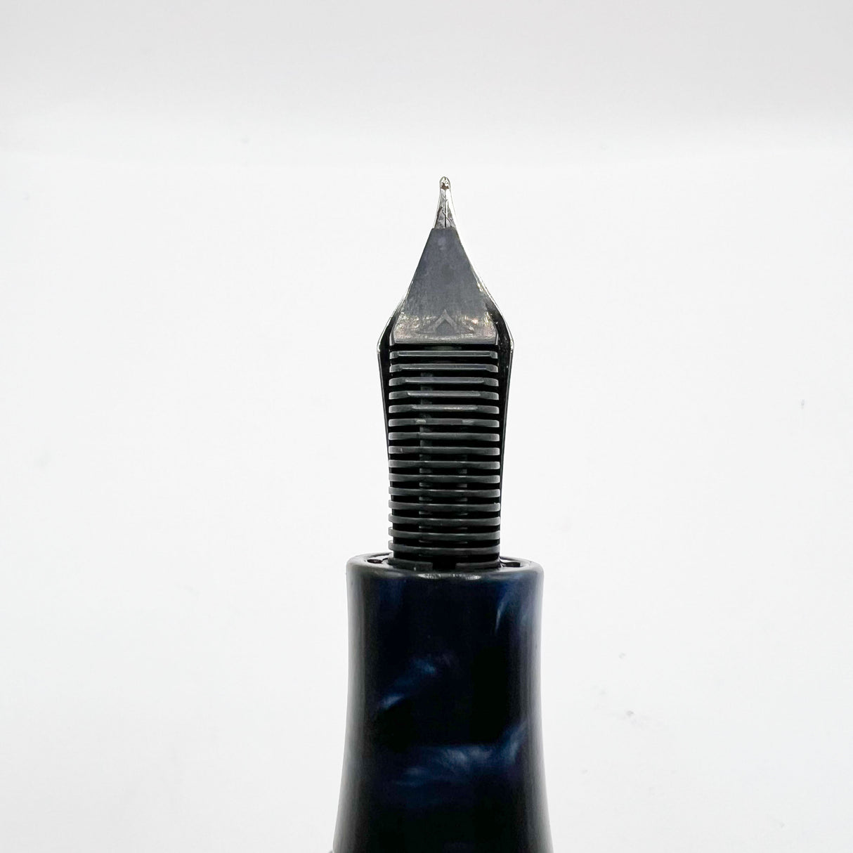 Visconti Divina Elegance Oversize Imperial Blue Fountain Pen - Fine 18kt Gold Nib