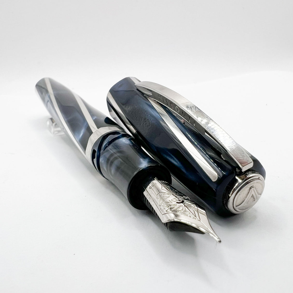 Visconti Divina Elegance Oversize Imperial Blue Fountain Pen - Fine 18kt Gold Nib