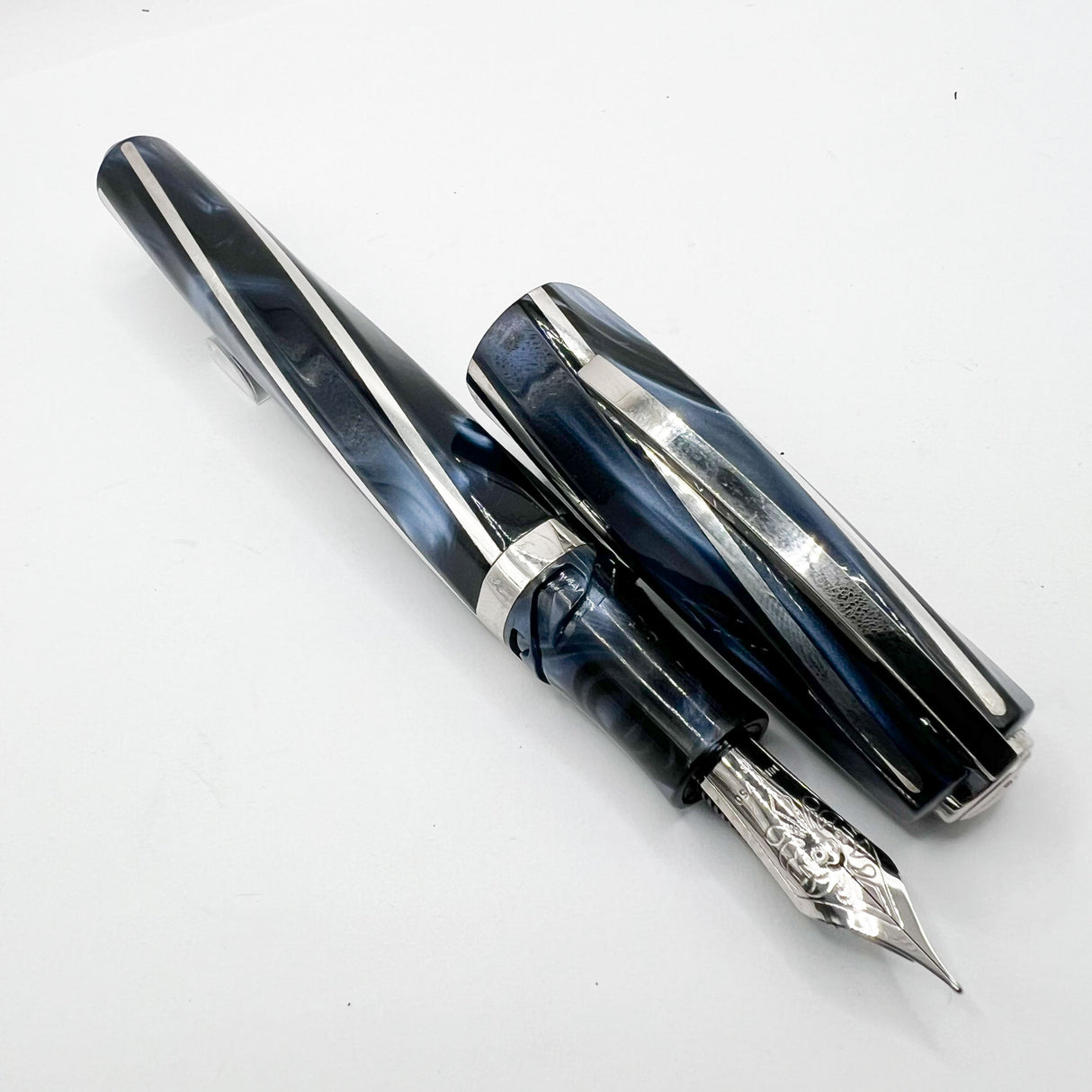 Visconti Divina Elegance Oversize Imperial Blue Fountain Pen - Fine 18kt Gold Nib