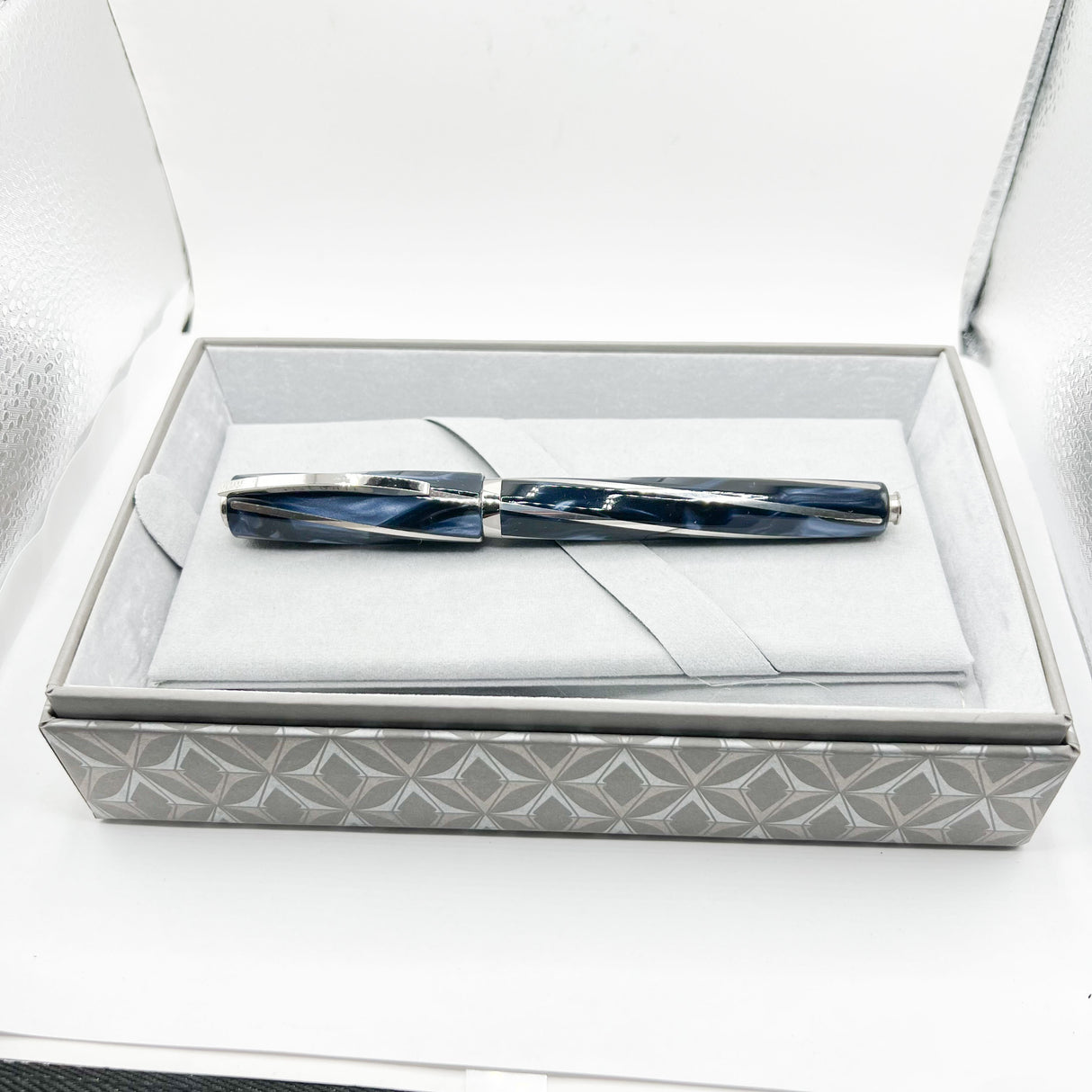 Visconti Divina Elegance Oversize Imperial Blue Fountain Pen - Fine 18kt Gold Nib
