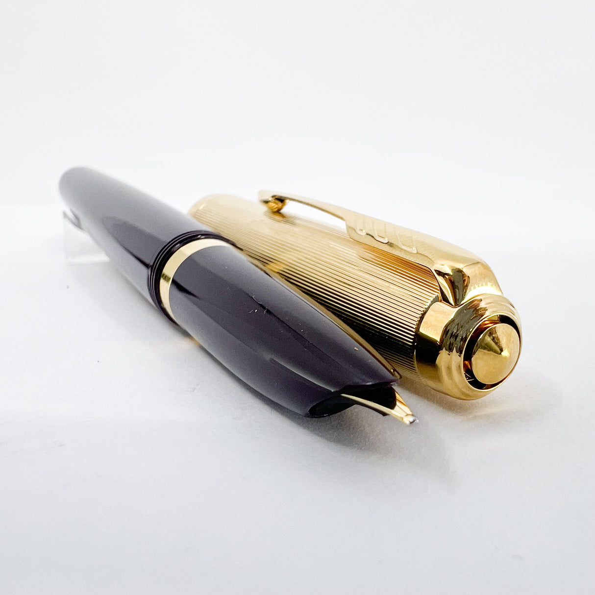 Parker 51 Deluxe Premium Plum GT Fountain Pen - Medium 18kt Gold Nib