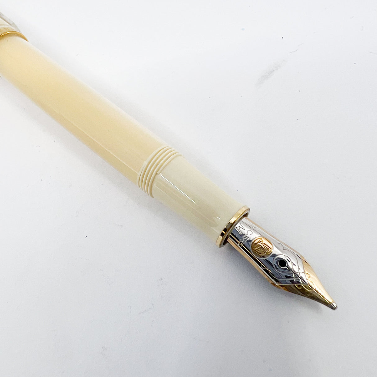 Pelikan M300 Lustrous Ivory Resin Fountain Pen (Circa 2002) - Medium 14kt Gold Nib