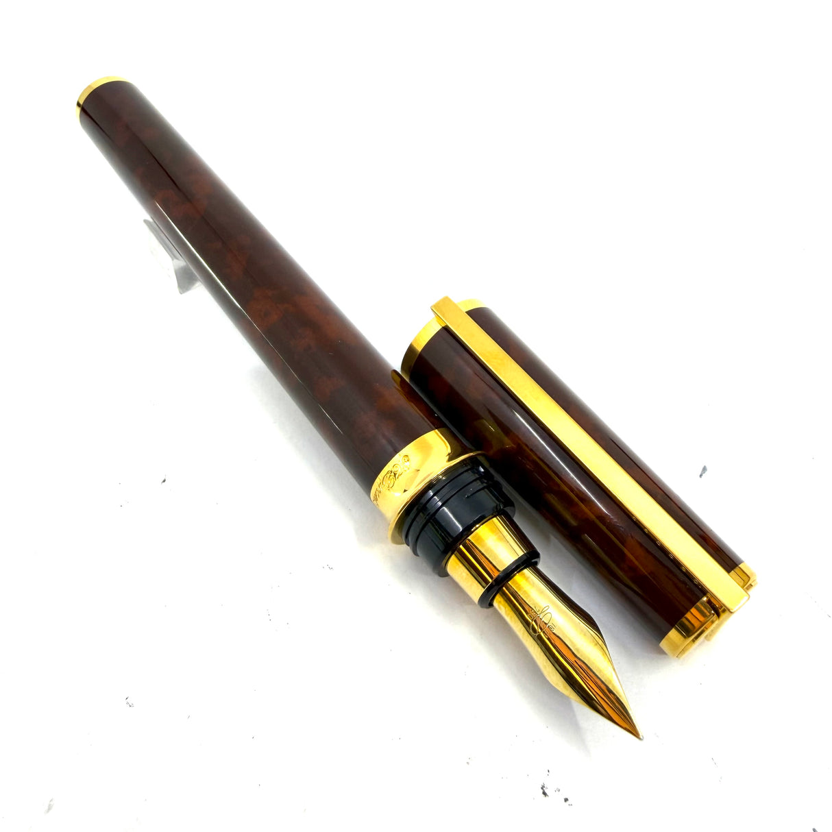 S. T. Dupont Montparnasse Chairman (Largest) Tortoiseshell Laque de Chine Fountain Pen - Fine 18kt Gold Nib - Rarely Found in MINT Condition!