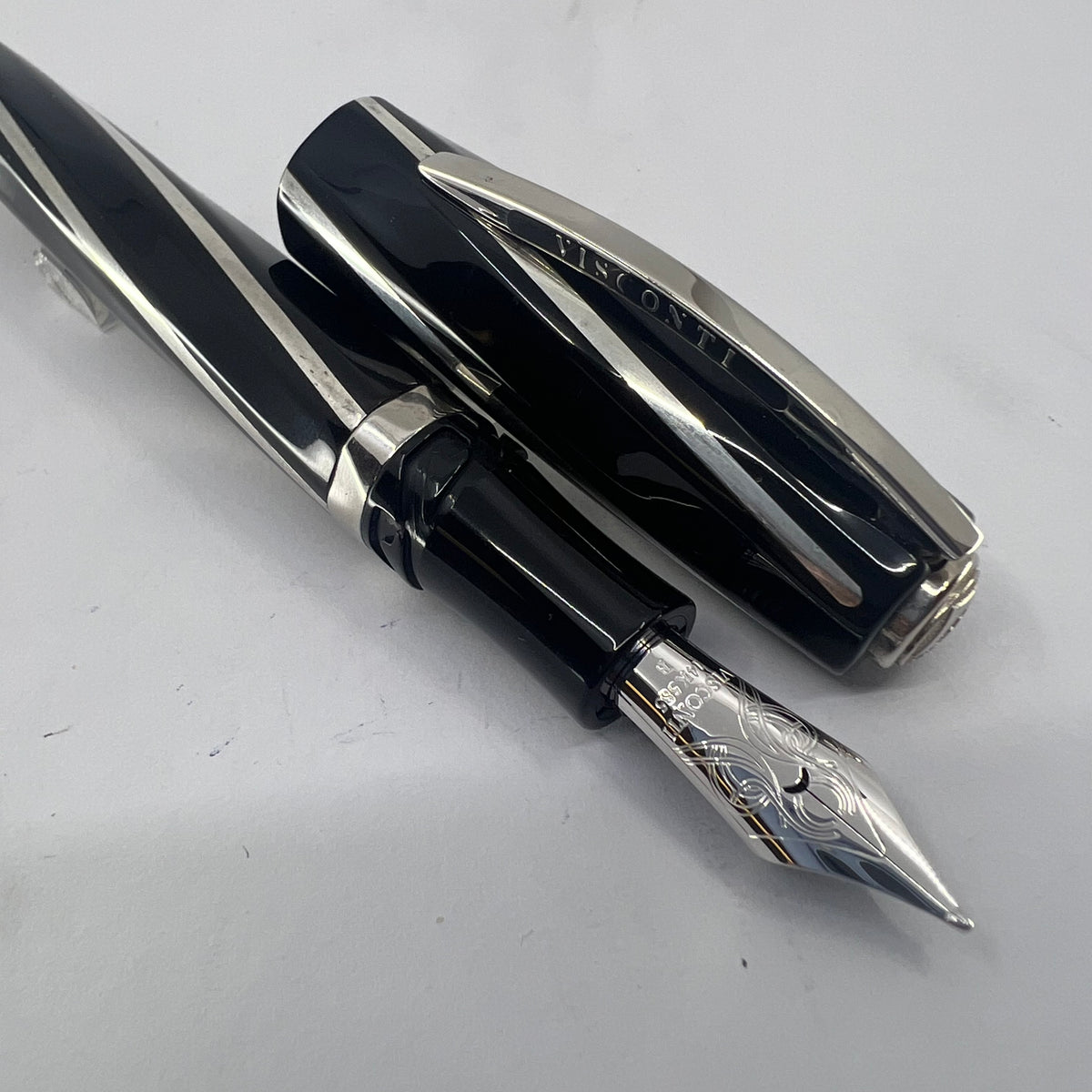Visconti Black Divina Large Fountain Pen - Broad 14kt Gold Nib