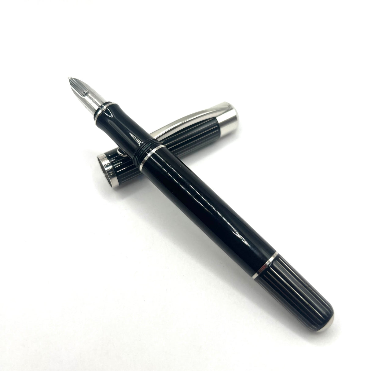 Pelikan P3100 Ductus Fountain Pen - Medium 18kt Gold Nib