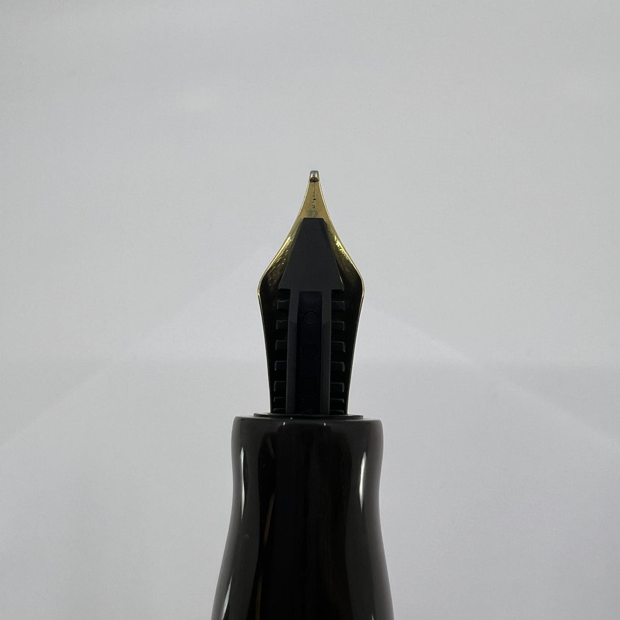 Krone Lustrous Brown Limited Edition Commemorating Iconic NYC Pen Shop Art Brown's 80th Anniversary - Medium 18kt Gold Nib