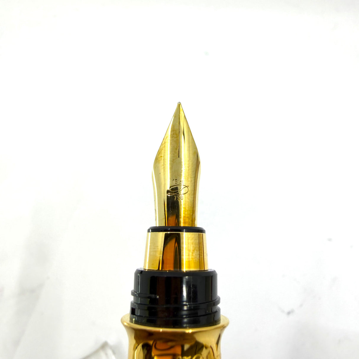 S. T. Dupont Montparnasse Chairman (Largest) Tortoiseshell Laque de Chine Fountain Pen - Fine 18kt Gold Nib - Rarely Found in MINT Condition!